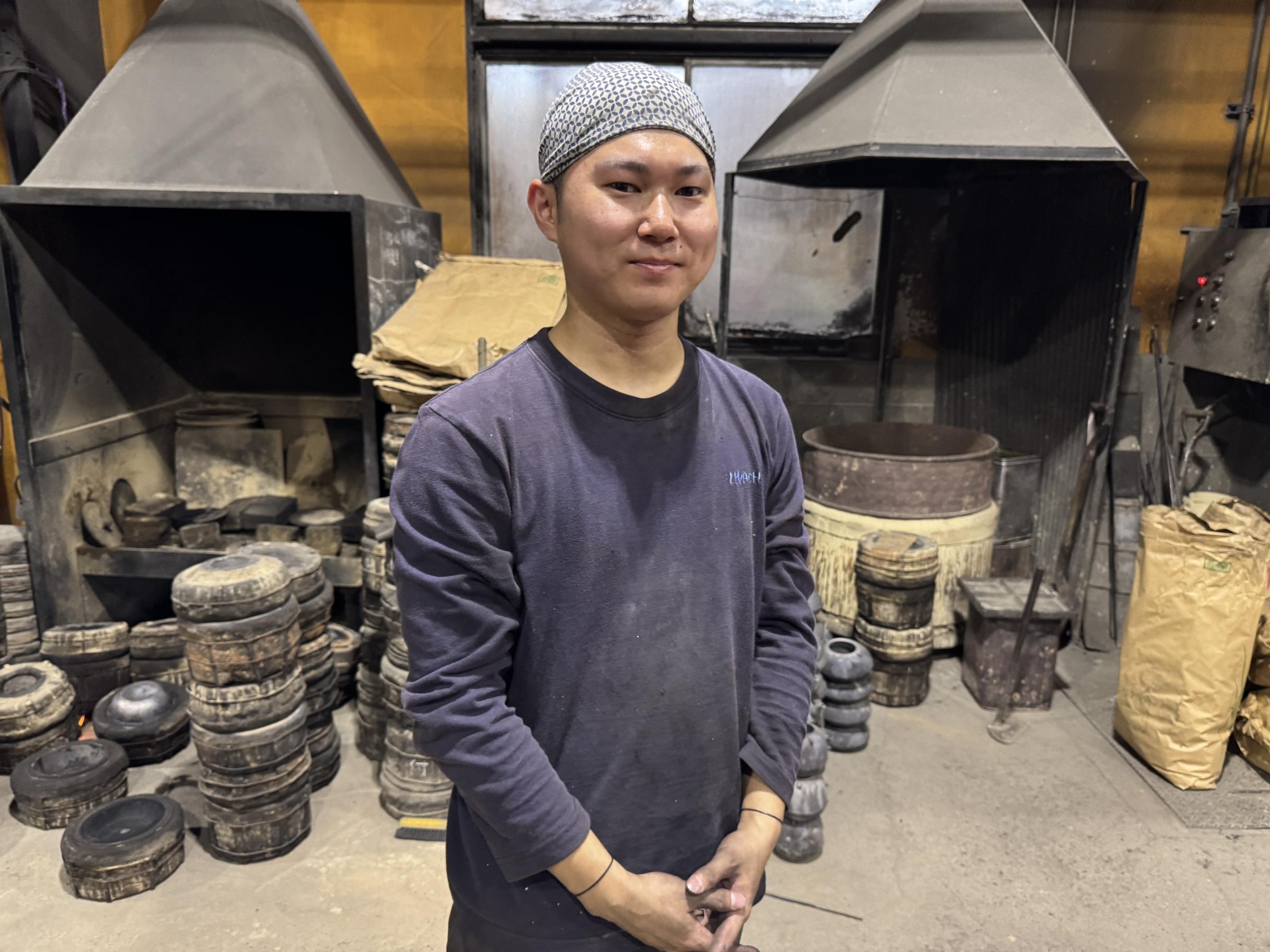 岩鋳は南部鉄器の伝統を守りつつ、彩色鉄壺を含む製品を世界30か国に展開している。黃信維