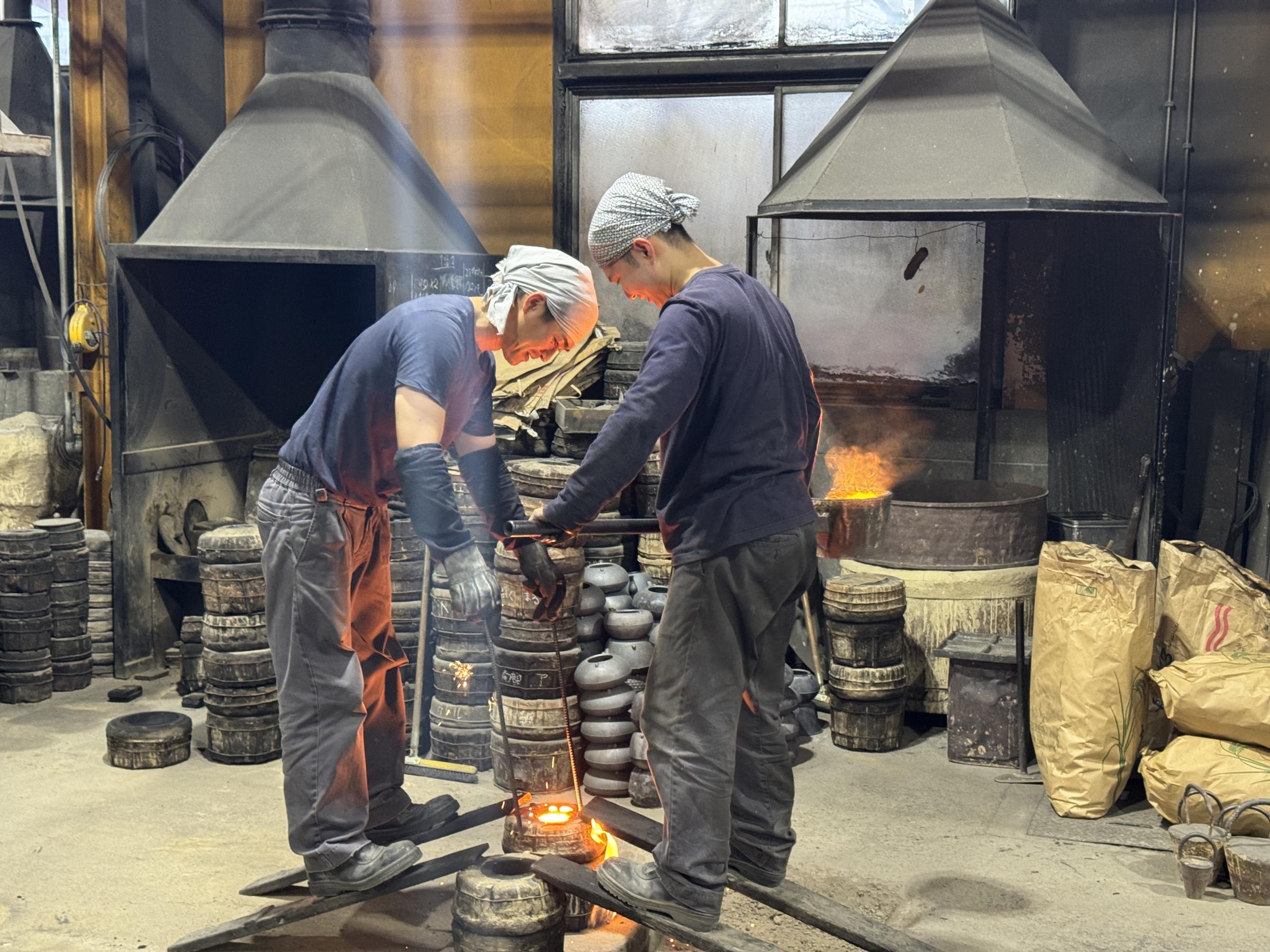 岩鋳は南部鉄器の伝統を守りつつ、彩色鉄壺を含む製品を世界30か国に展開している。黃信維