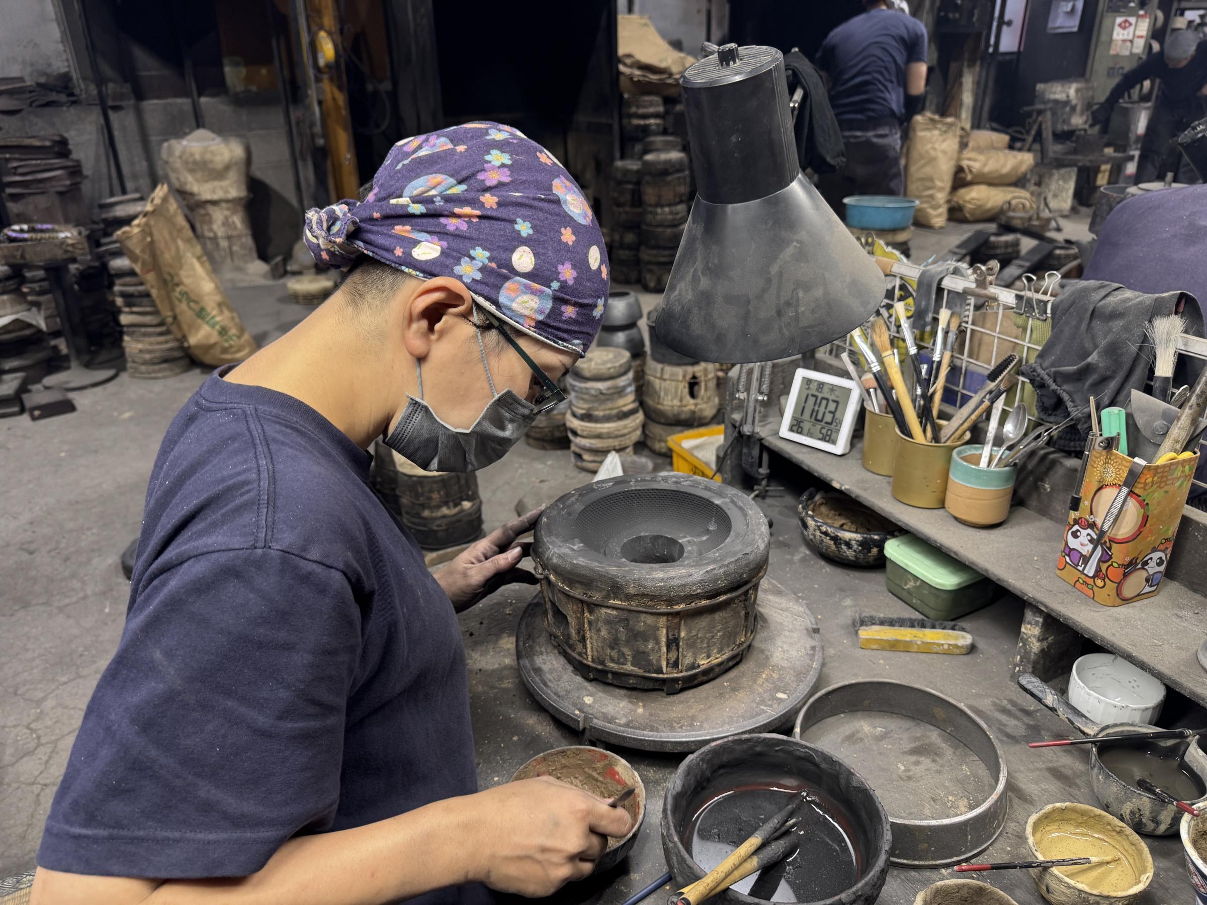 岩鋳は南部鉄器の伝統を守りつつ、彩色鉄壺を含む製品を世界30か国に展開している。黃信維