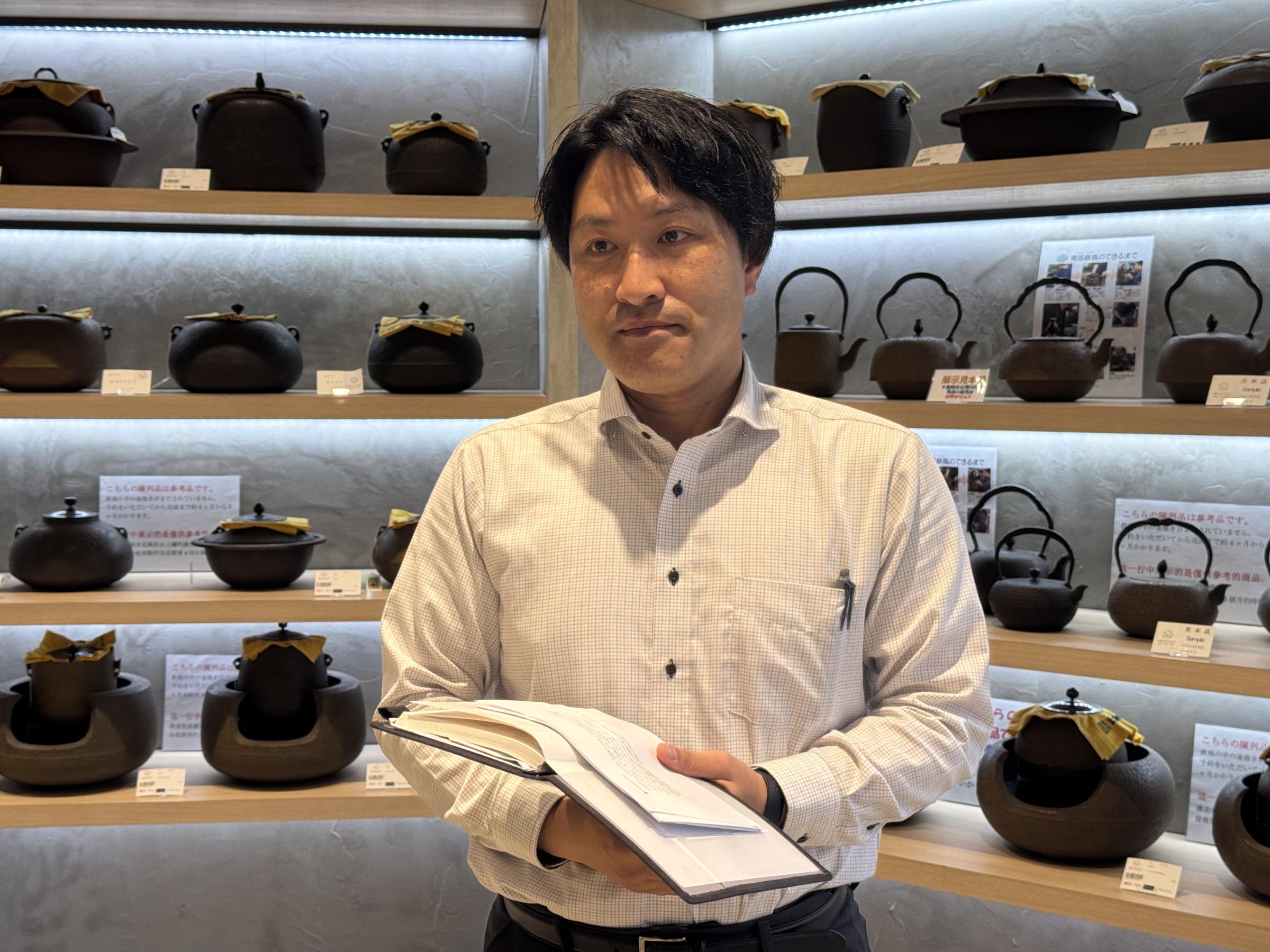 岩鋳は南部鉄器の伝統を守りつつ、彩色鉄壺を含む製品を世界30か国に展開している。黃信維