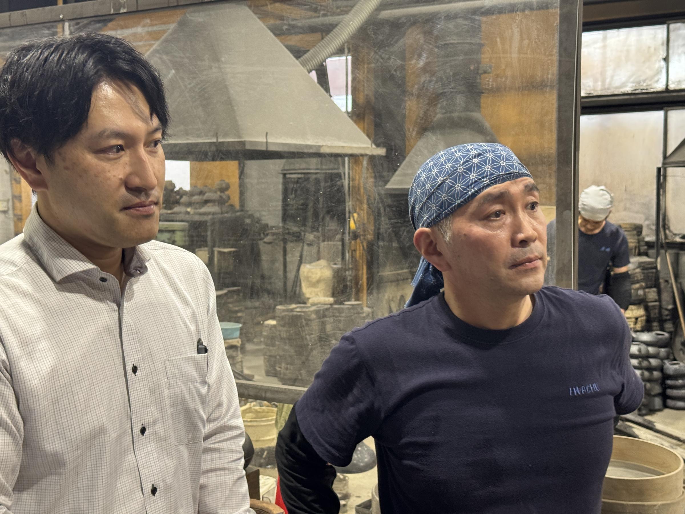 岩鋳は南部鉄器の伝統を守りつつ、彩色鉄壺を含む製品を世界30か国に展開している。黃信維