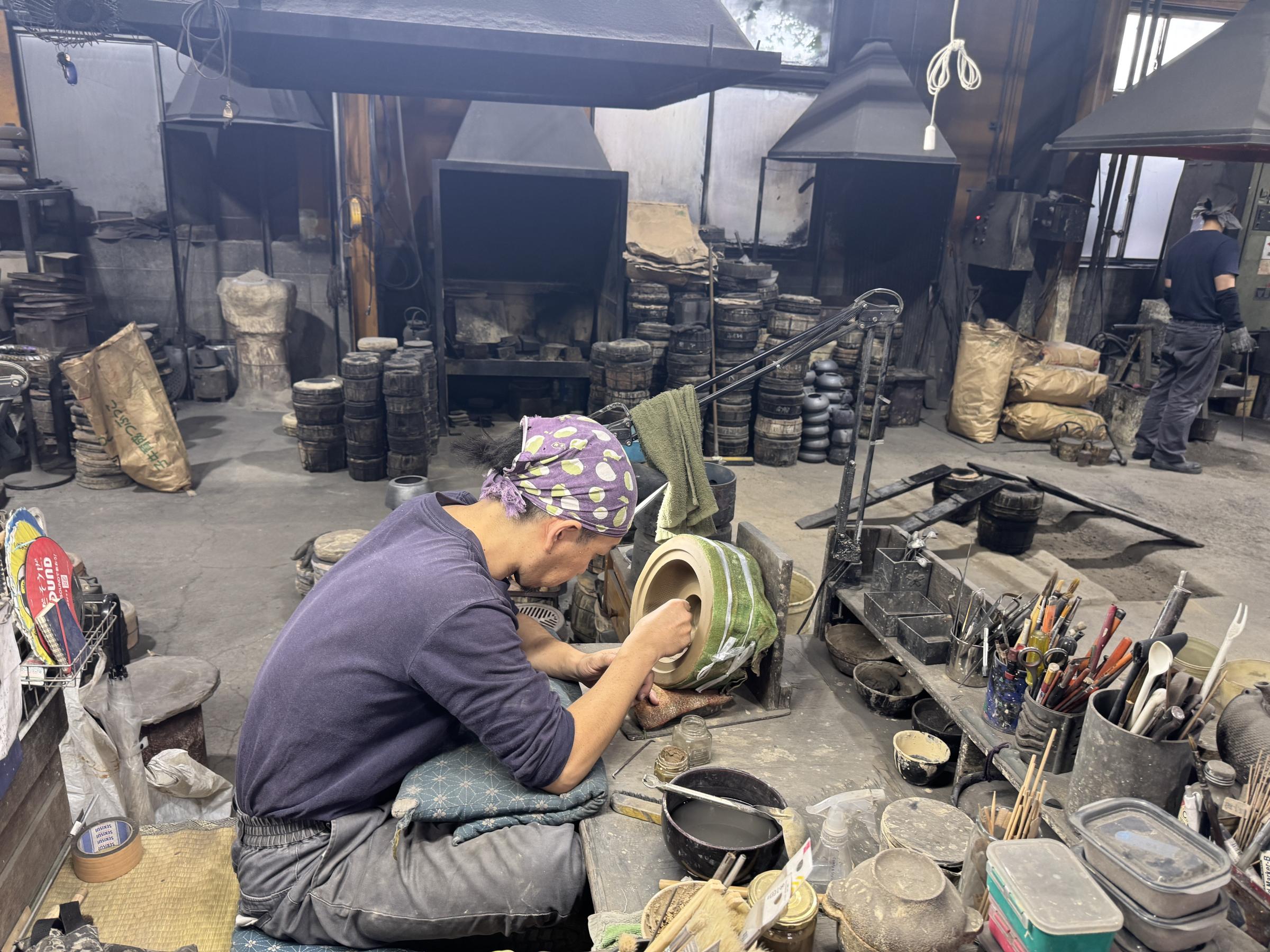 岩鋳は南部鉄器の伝統を守りつつ、彩色鉄壺を含む製品を世界30か国に展開している。黃信維