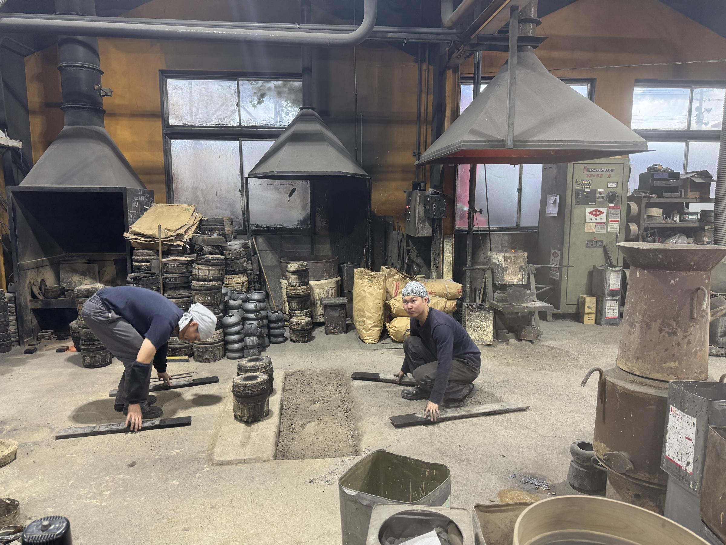 岩鋳は南部鉄器の伝統を守りつつ、彩色鉄壺を含む製品を世界30か国に展開している。黃信維