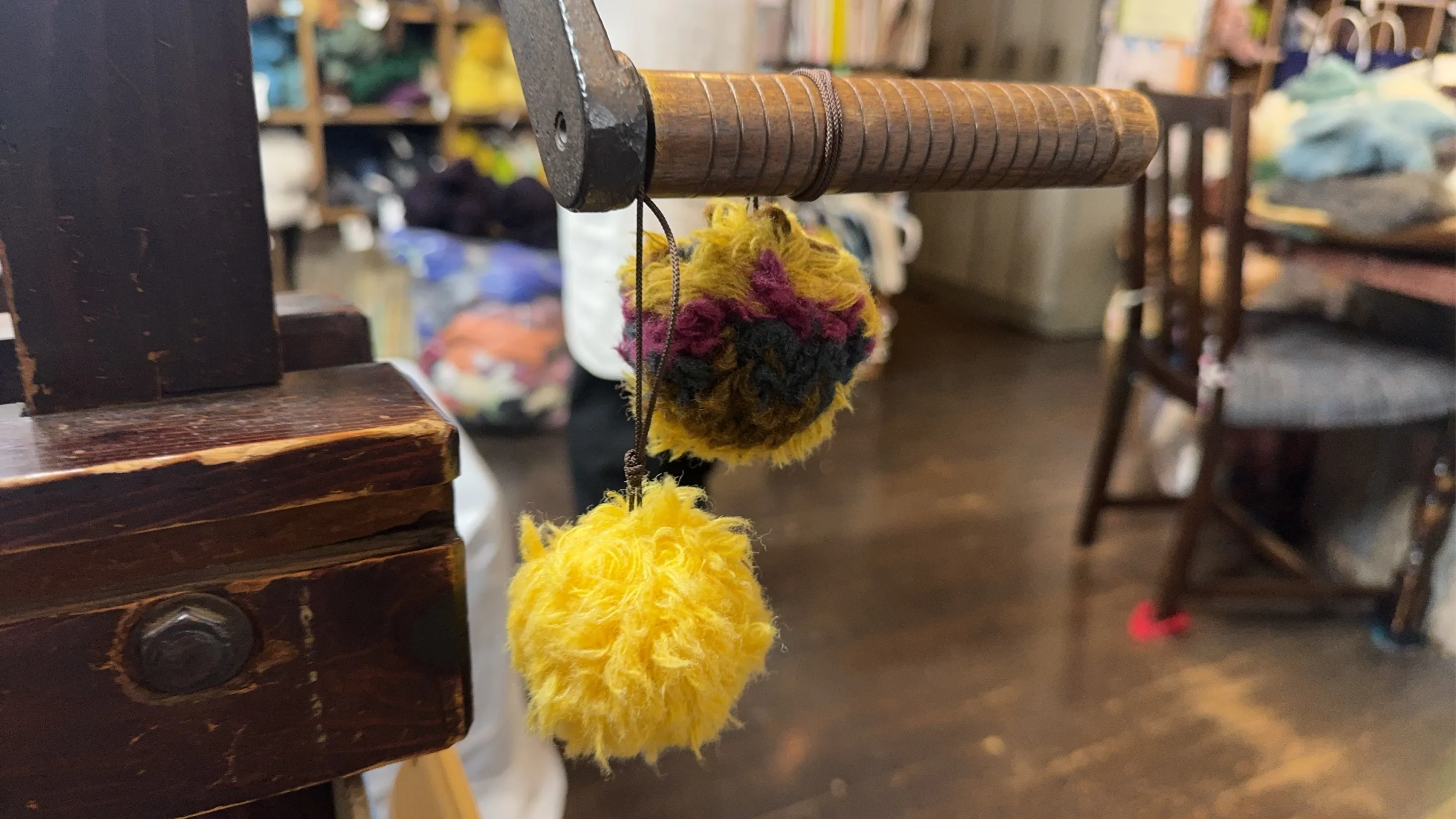 みちのくあかね会は、戦後未亡人の自立支援から始まり、今も女性主体でホームスパンを製造し次世代へ技術を受け継いでいる。黃信維