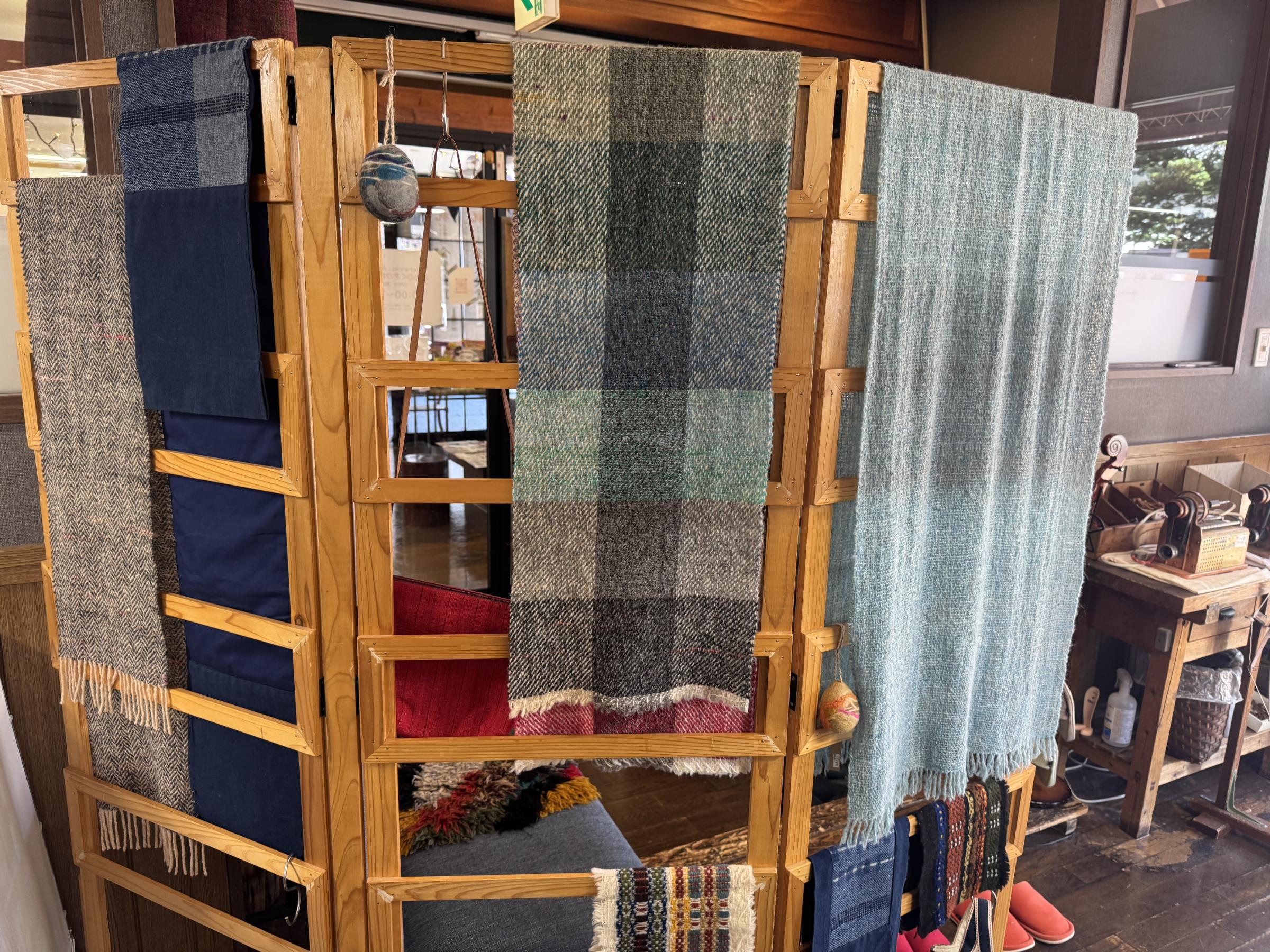 みちのくあかね会は、戦後未亡人の自立支援から始まり、今も女性主体でホームスパンを製造し次世代へ技術を受け継いでいる。黃信維