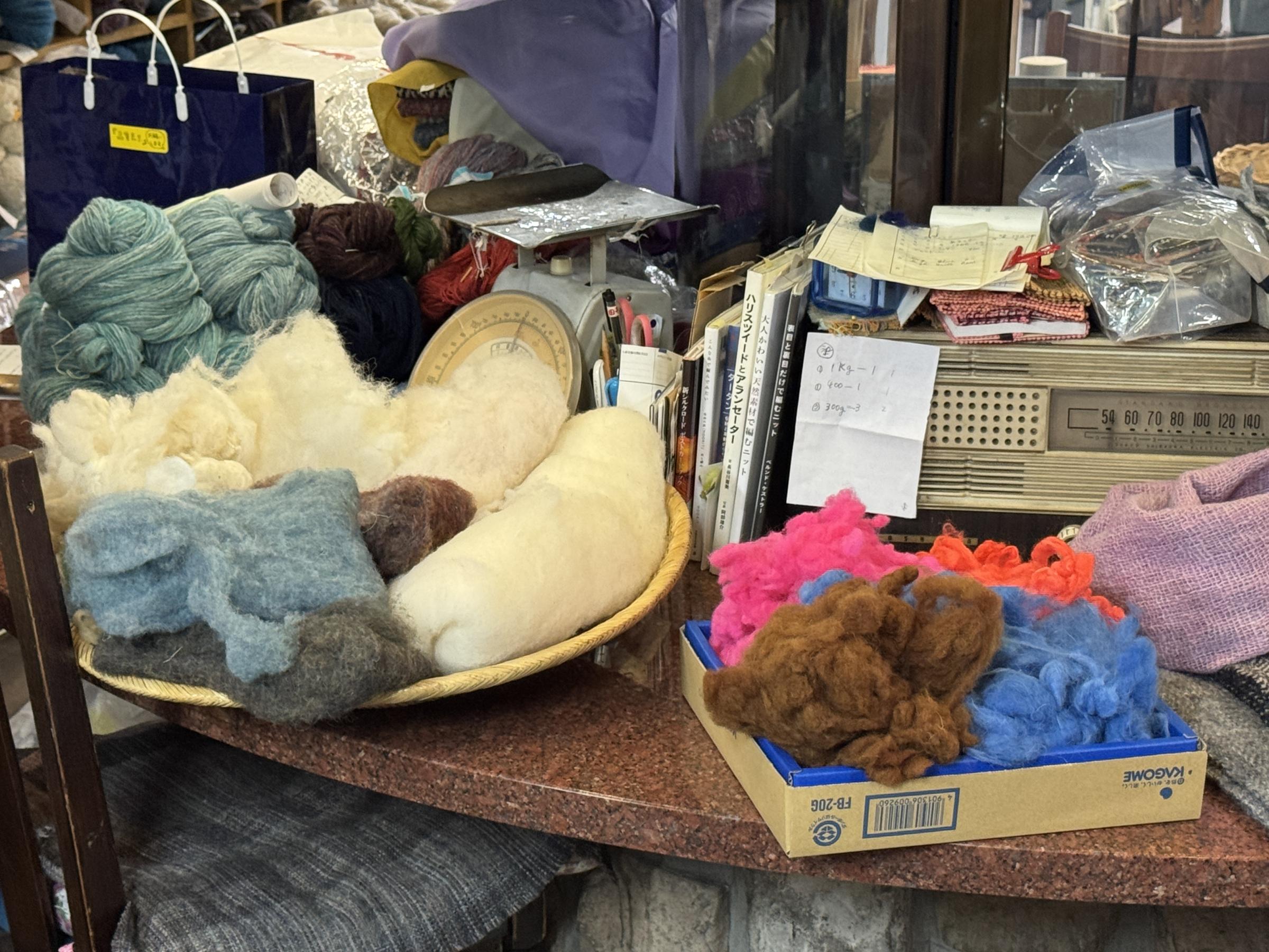 みちのくあかね会は、戦後未亡人の自立支援から始まり、今も女性主体でホームスパンを製造し次世代へ技術を受け継いでいる。黃信維