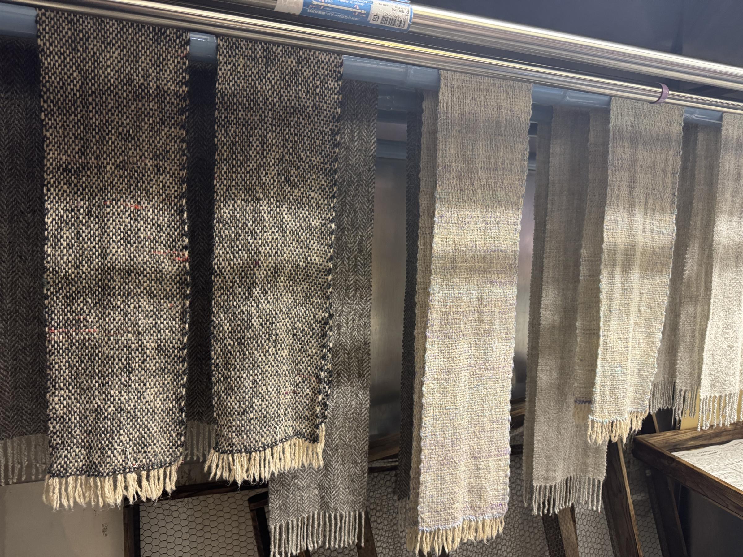 みちのくあかね会は、戦後未亡人の自立支援から始まり、今も女性主体でホームスパンを製造し次世代へ技術を受け継いでいる。黃信維