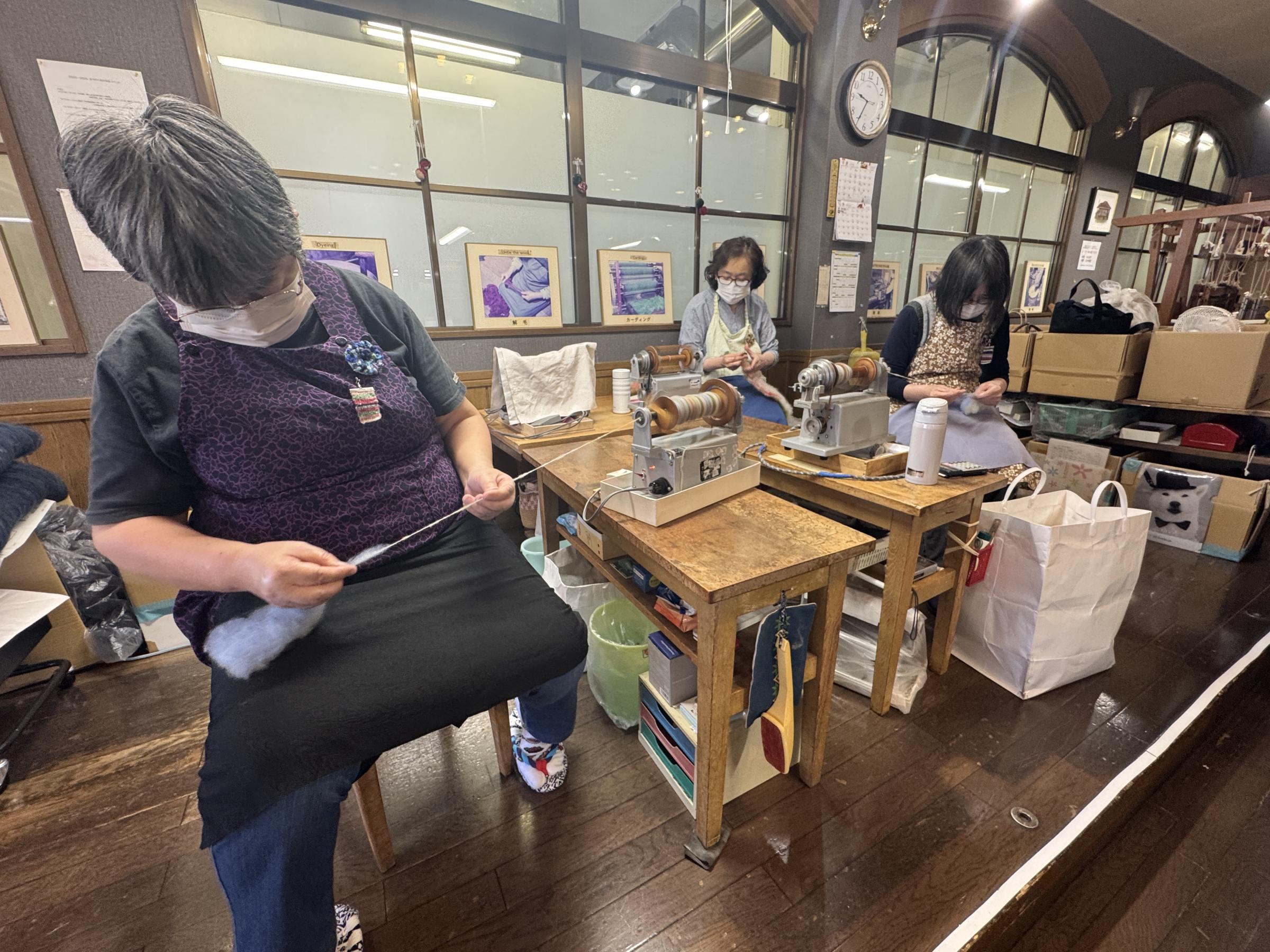 みちのくあかね会は、戦後未亡人の自立支援から始まり、今も女性主体でホームスパンを製造し次世代へ技術を受け継いでいる。黃信維