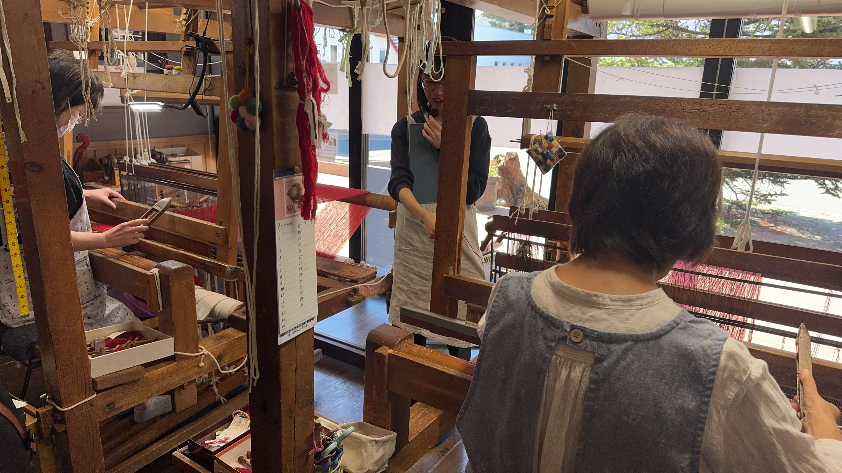 みちのくあかね会は、戦後未亡人の自立支援から始まり、今も女性主体でホームスパンを製造し次世代へ技術を受け継いでいる。黃信維