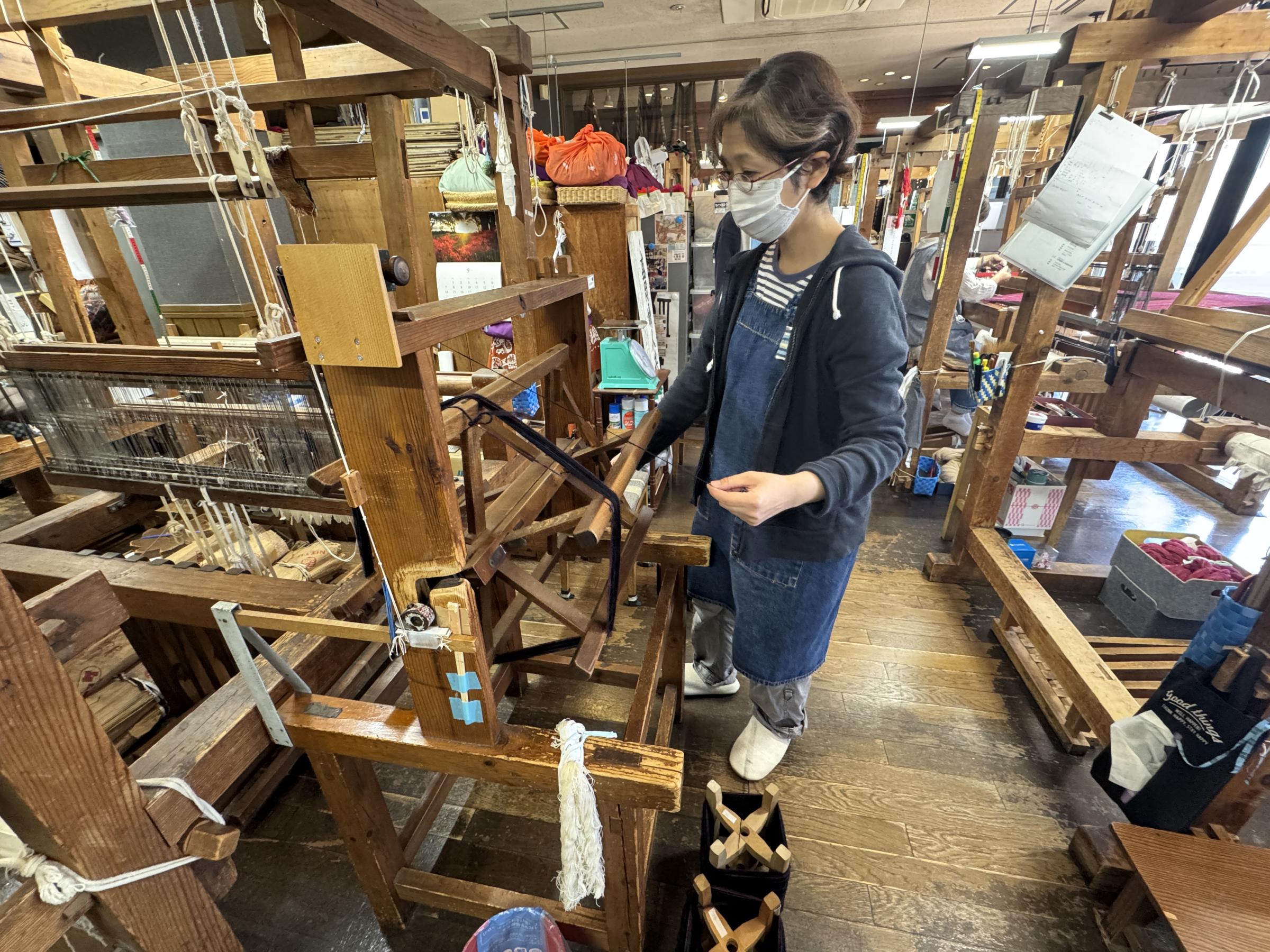 みちのくあかね会は、戦後未亡人の自立支援から始まり、今も女性主体でホームスパンを製造し次世代へ技術を受け継いでいる。黃信維