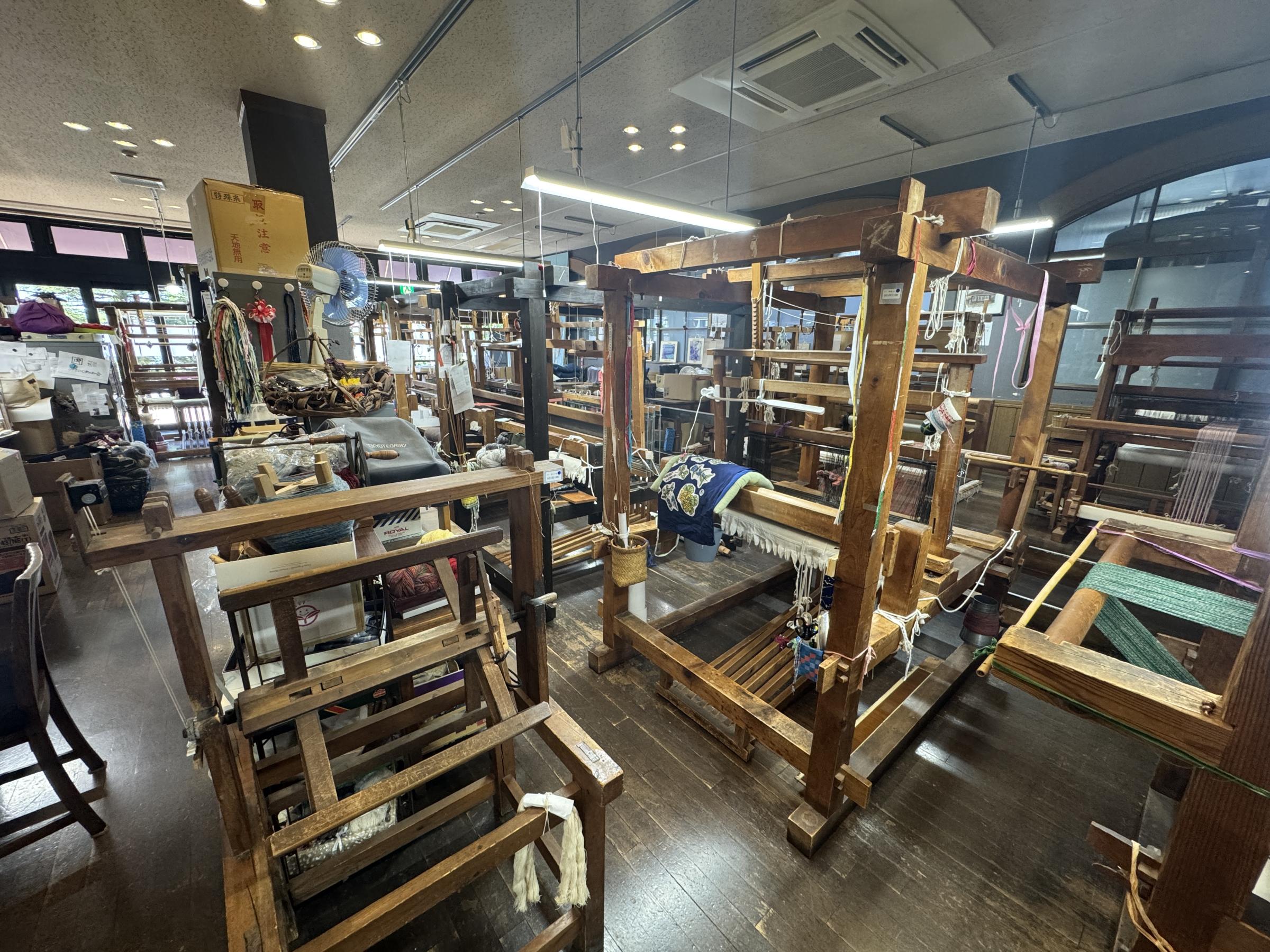 みちのくあかね会は、戦後未亡人の自立支援から始まり、今も女性主体でホームスパンを製造し次世代へ技術を受け継いでいる。黃信維