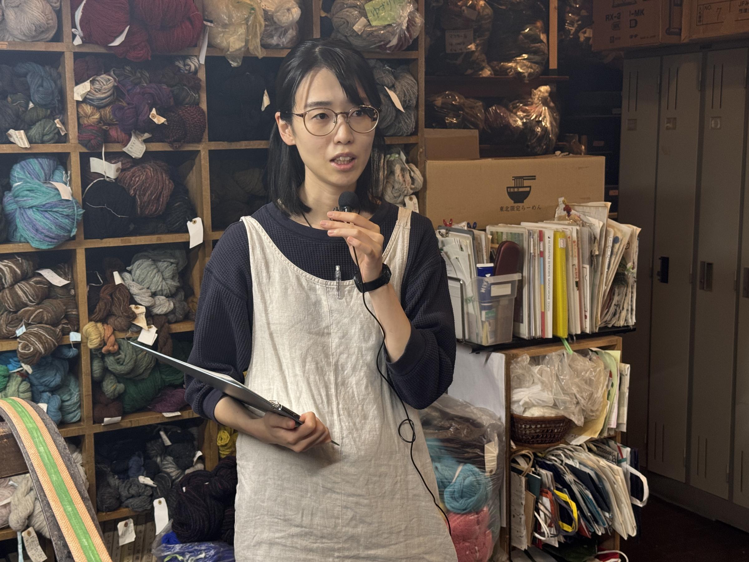 みちのくあかね会は、戦後未亡人の自立支援から始まり、今も女性主体でホームスパンを製造し次世代へ技術を受け継いでいる。黃信維