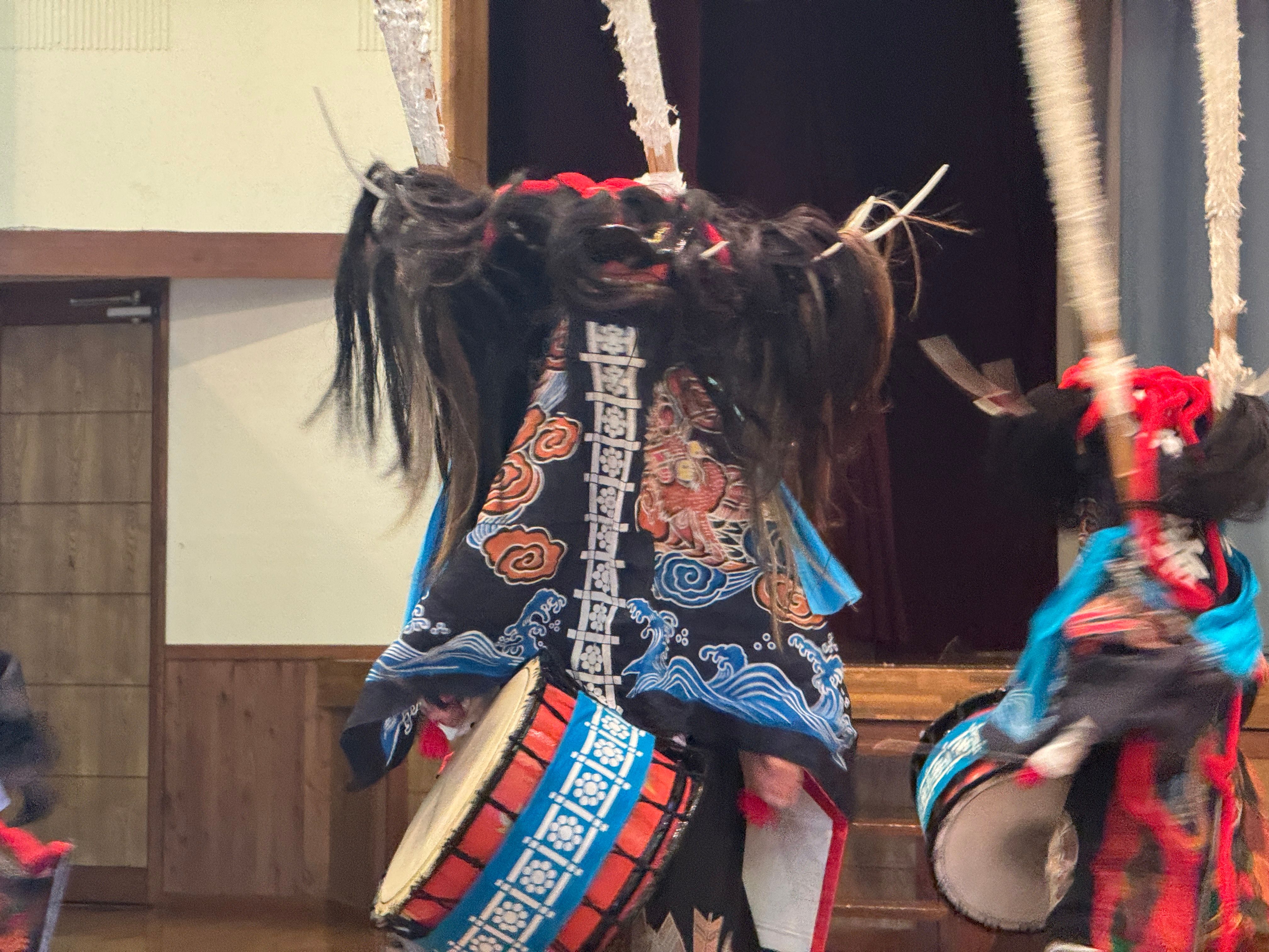 岩手県花巻市の老舗染物会社・小彌太がFPCJ主催プレスツアーで、3Dプリンターによる鹿頭製作やゴムわらじ開発を紹介し、春日流落合鹿踊りの演舞と大野氏の説明を通じて伝統芸能継承への挑戦を示した。黃信維