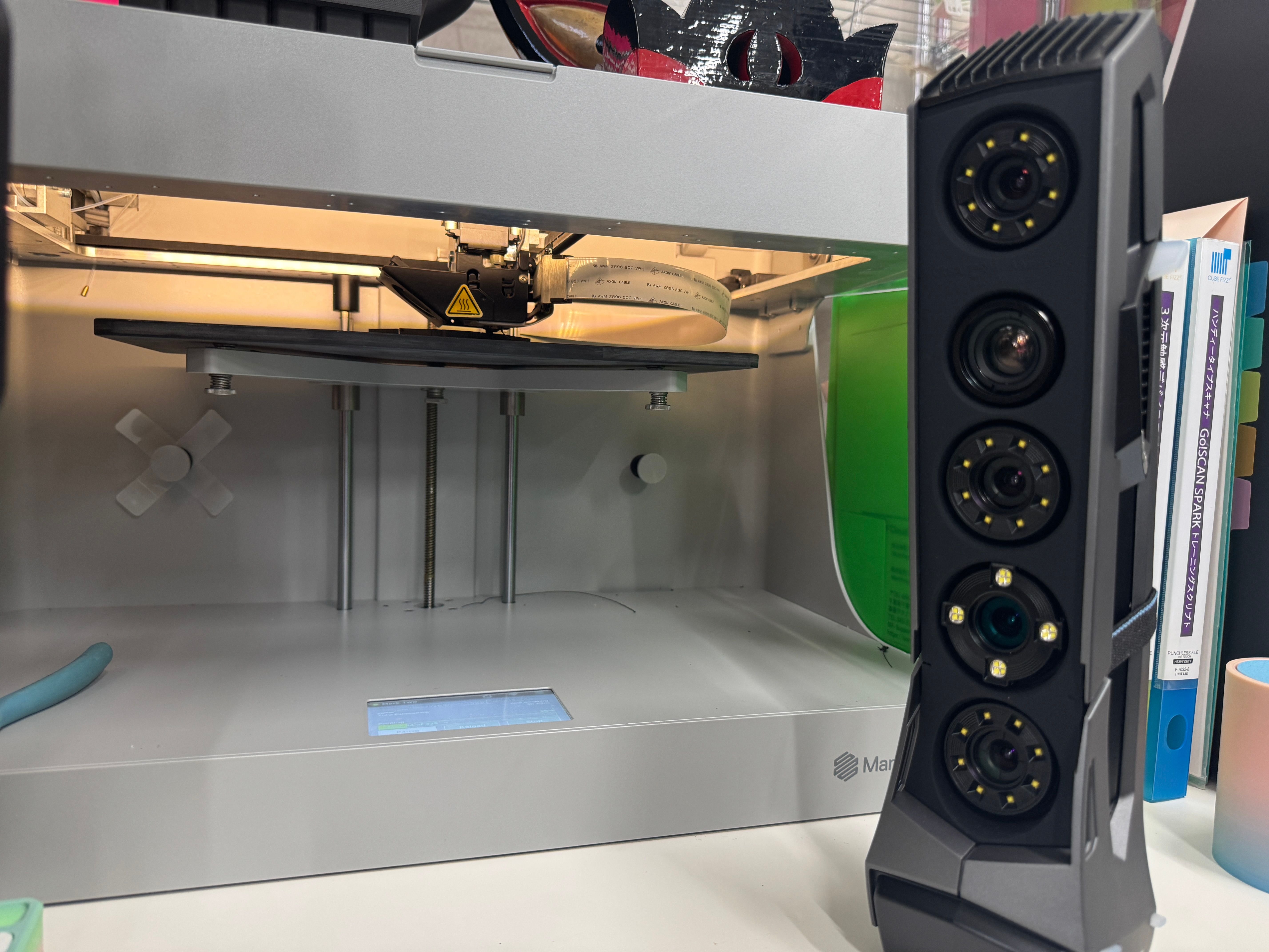 岩手県花巻市の老舗染物会社・小彌太がFPCJ主催プレスツアーで、3Dプリンターによる鹿頭製作やゴムわらじ開発を紹介し、春日流落合鹿踊りの演舞と大野氏の説明を通じて伝統芸能継承への挑戦を示した。黃信維