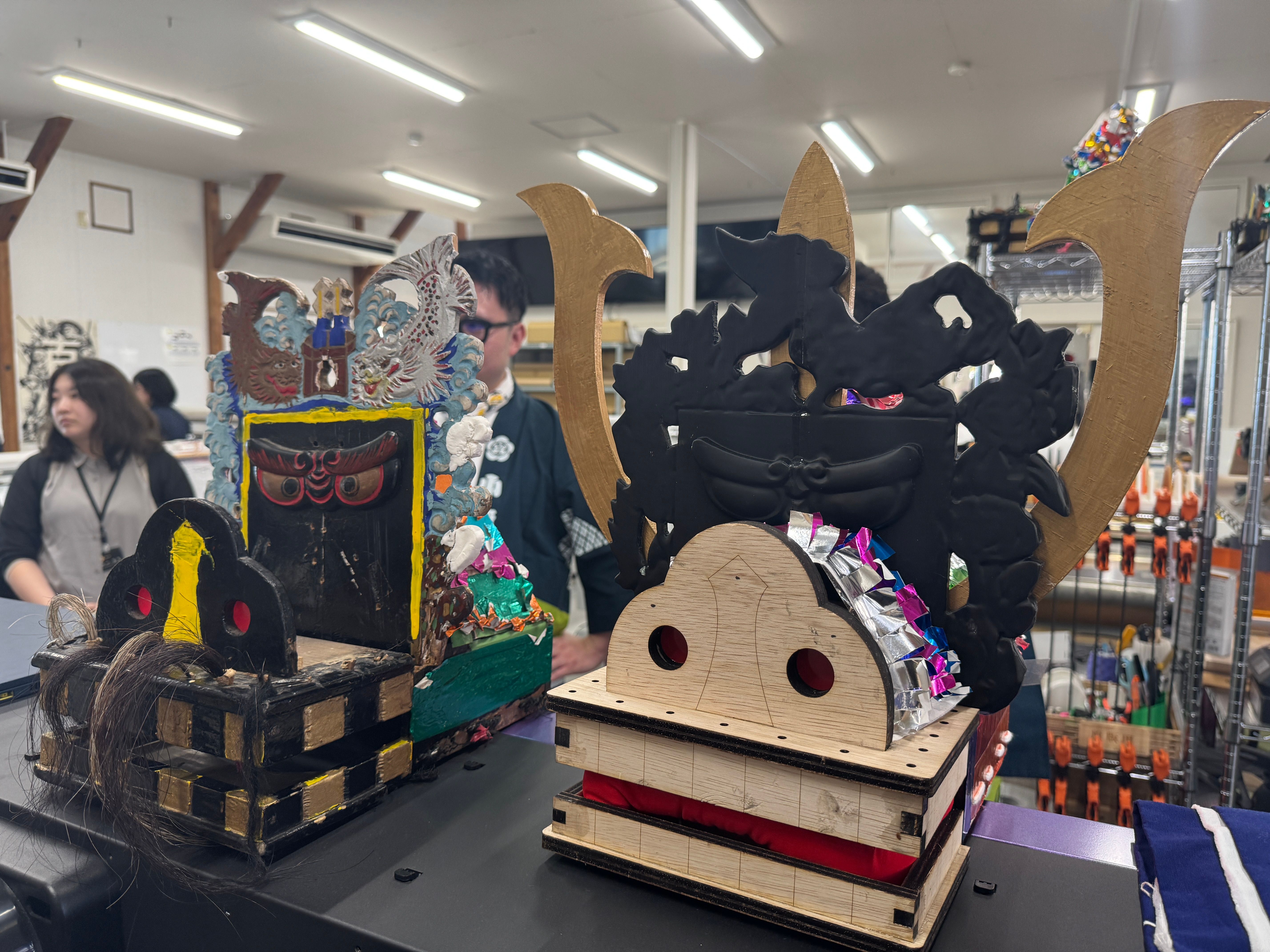 岩手県花巻市の老舗染物会社・小彌太がFPCJ主催プレスツアーで、3Dプリンターによる鹿頭製作やゴムわらじ開発を紹介し、春日流落合鹿踊りの演舞と大野氏の説明を通じて伝統芸能継承への挑戦を示した。黃信維