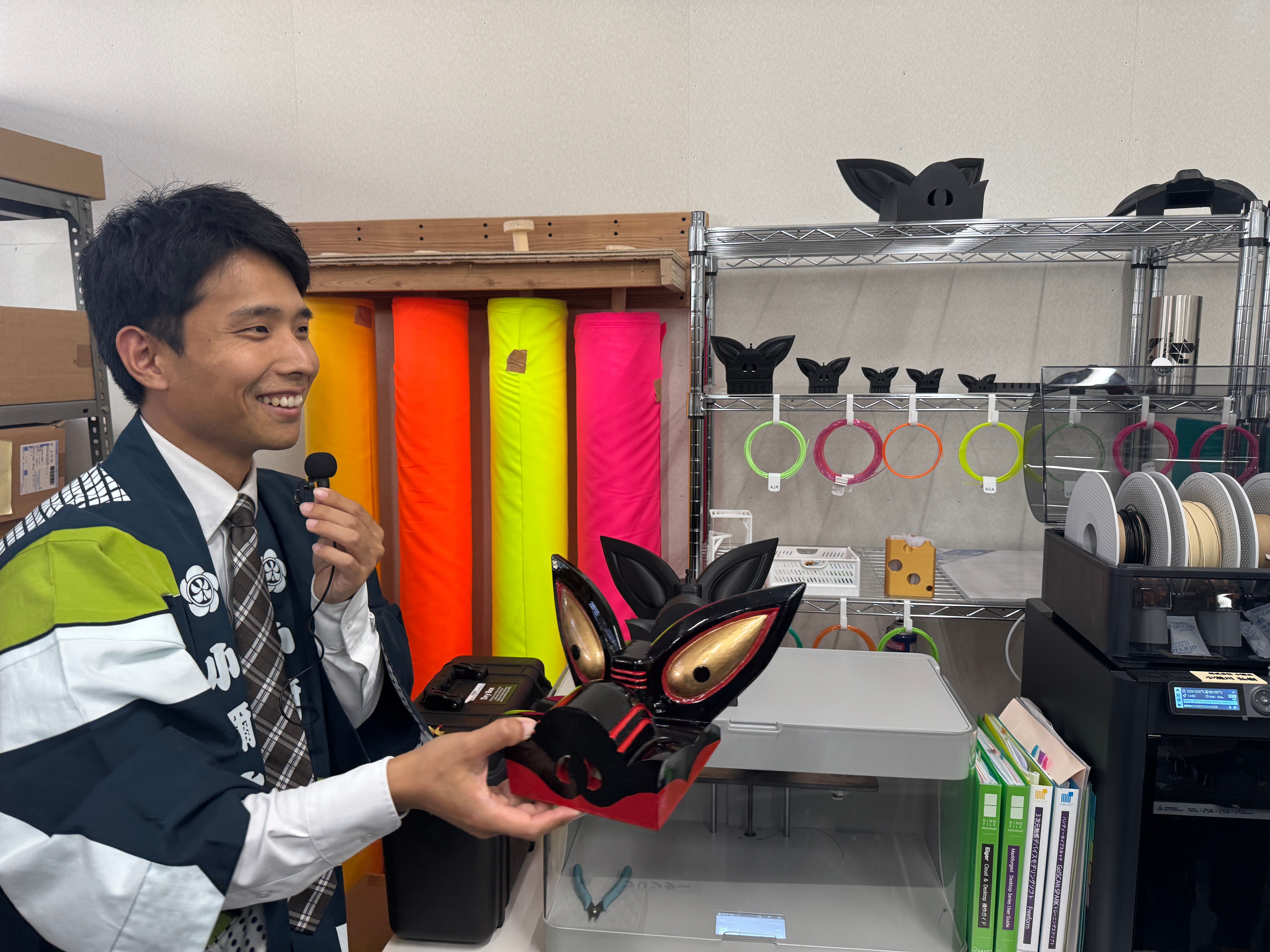 岩手県花巻市の老舗染物会社・小彌太がFPCJ主催プレスツアーで、3Dプリンターによる鹿頭製作やゴムわらじ開発を紹介し、春日流落合鹿踊りの演舞と大野氏の説明を通じて伝統芸能継承への挑戦を示した。黃信維