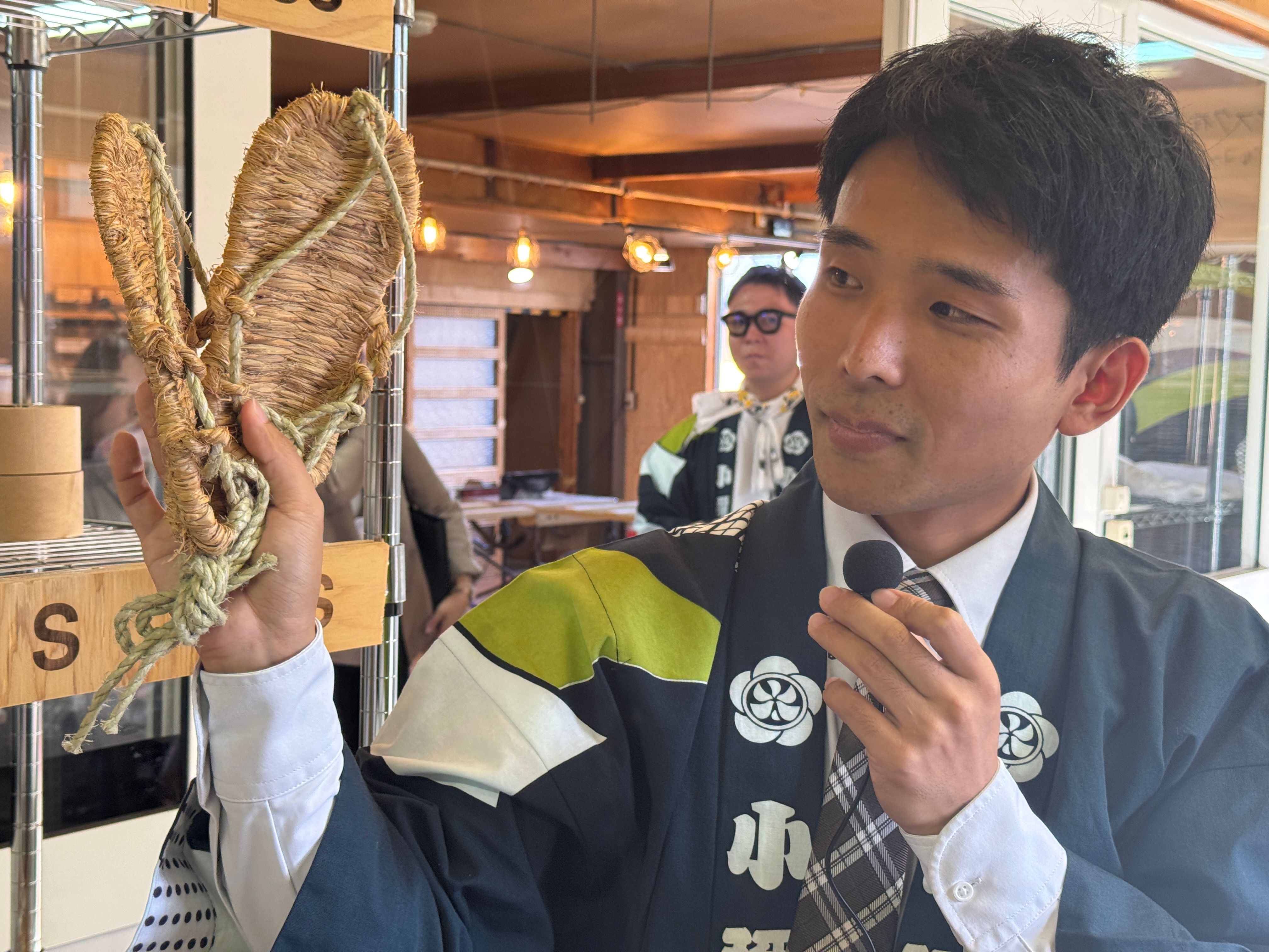 岩手県花巻市の老舗染物会社・小彌太がFPCJ主催プレスツアーで、3Dプリンターによる鹿頭製作やゴムわらじ開発を紹介し、春日流落合鹿踊りの演舞と大野氏の説明を通じて伝統芸能継承への挑戦を示した。黃信維