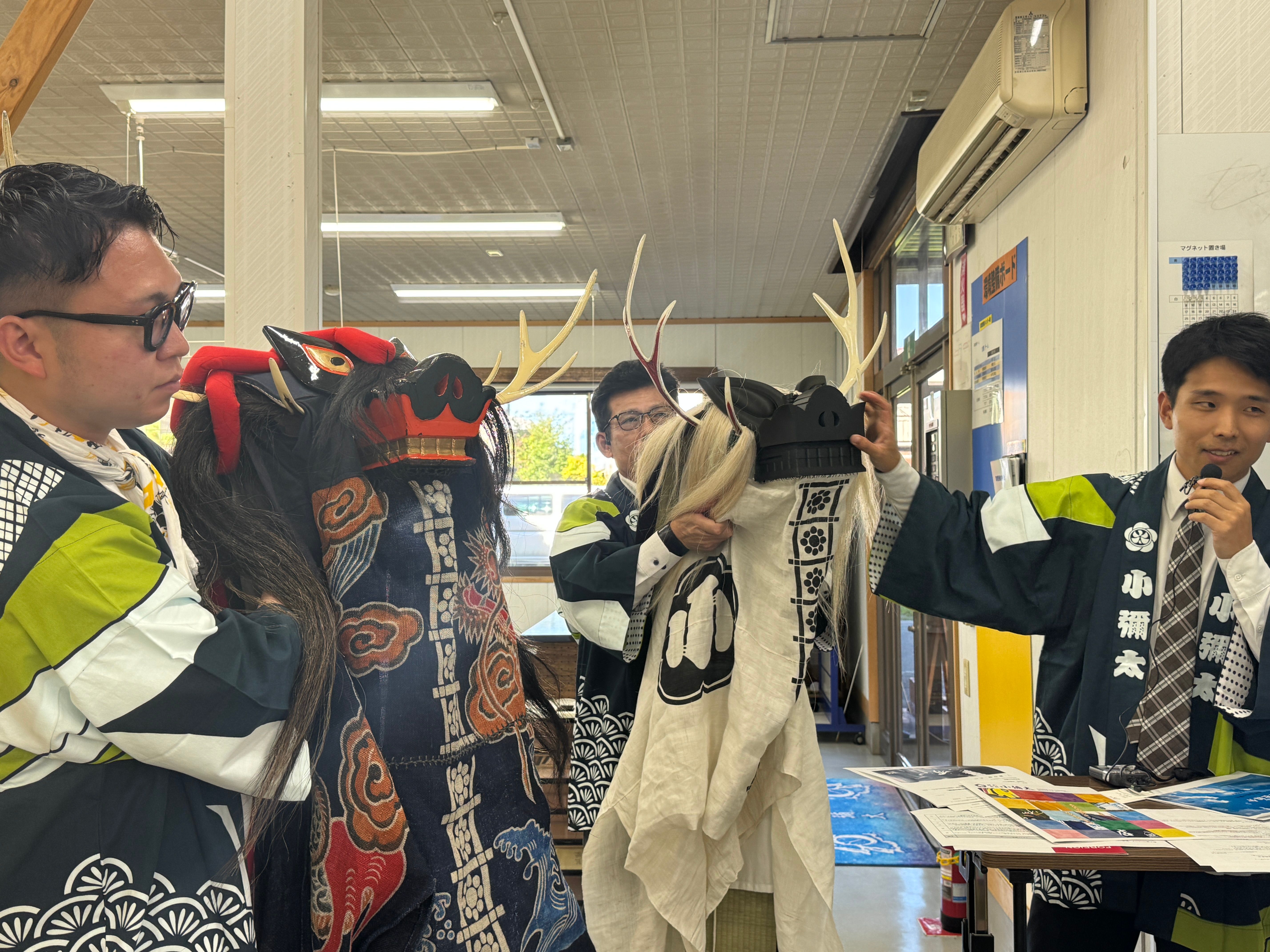 岩手県花巻市の老舗染物会社・小彌太がFPCJ主催プレスツアーで、3Dプリンターによる鹿頭製作やゴムわらじ開発を紹介し、春日流落合鹿踊りの演舞と大野氏の説明を通じて伝統芸能継承への挑戦を示した。黃信維