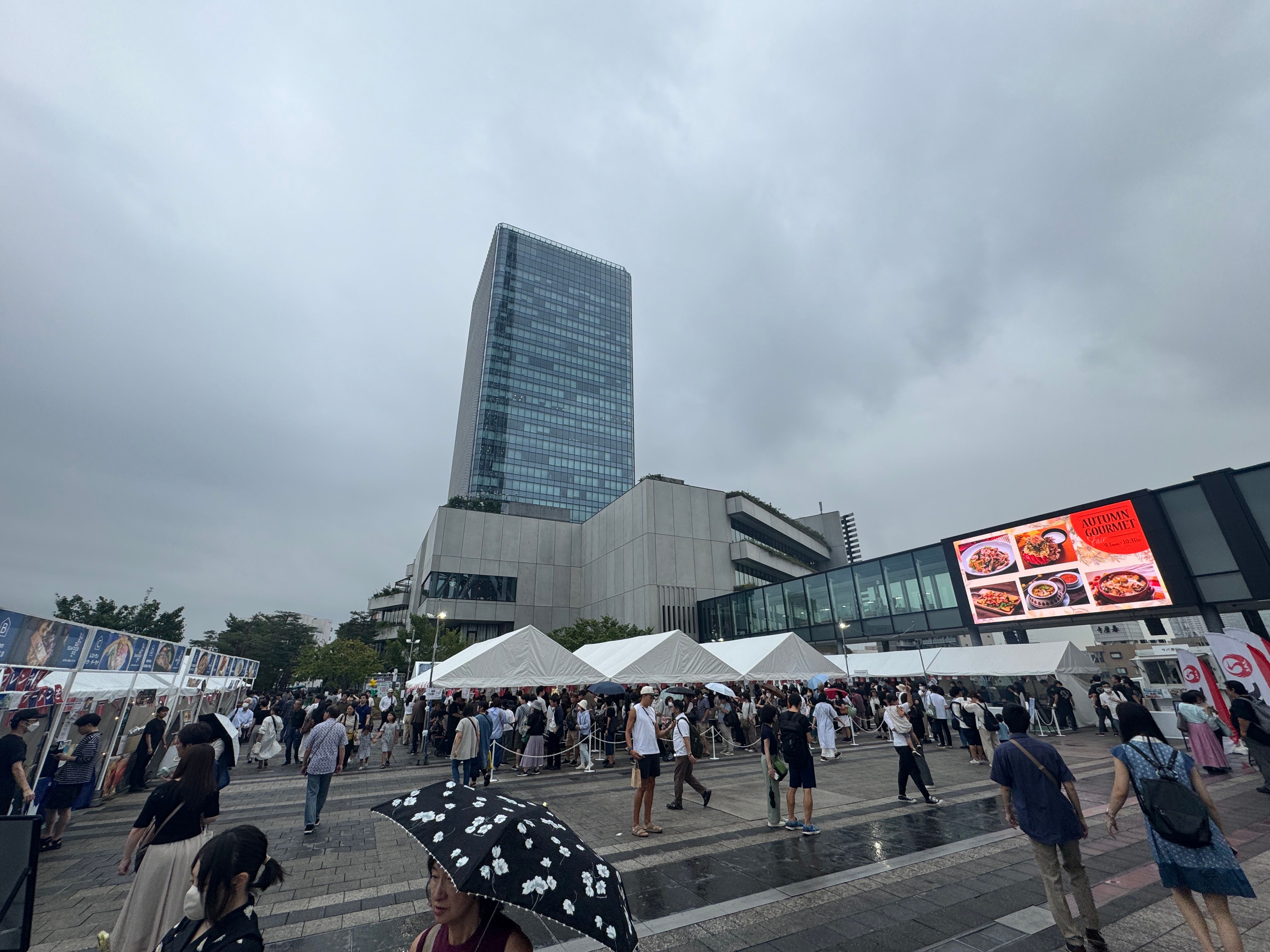 東京ソラマチで開催中の『ノルウェーシーフードフェス2025』は、サーモン寿司誕生40周年とサバヌーヴォー5周年を記念し、11店舗が集結して合計5,000食を無料配布する特別イベントとなった。黃信維