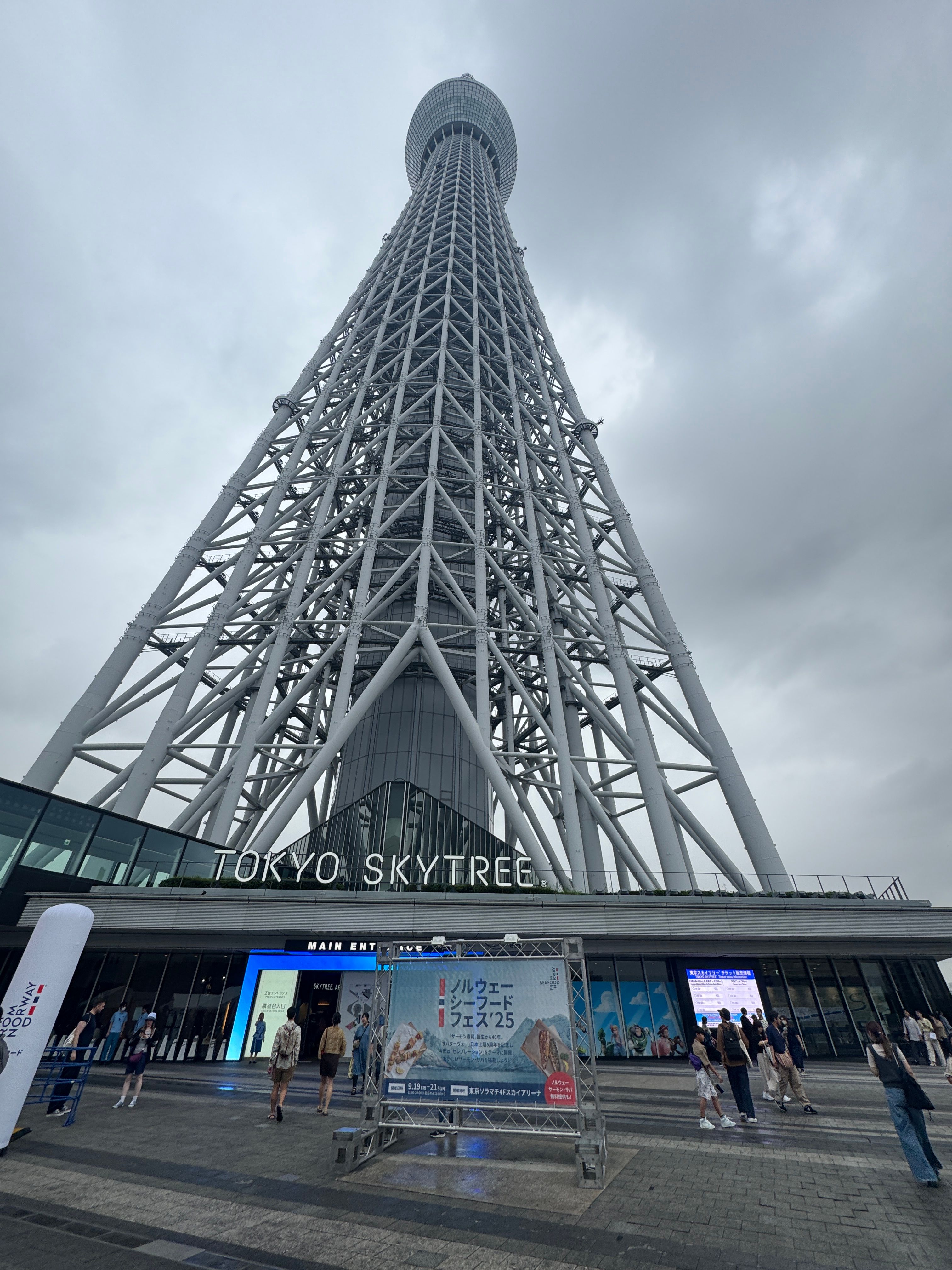 東京ソラマチで開催中の『ノルウェーシーフードフェス2025』は、サーモン寿司誕生40周年とサバヌーヴォー5周年を記念し、11店舗が集結して合計5,000食を無料配布する特別イベントとなった。黃信維