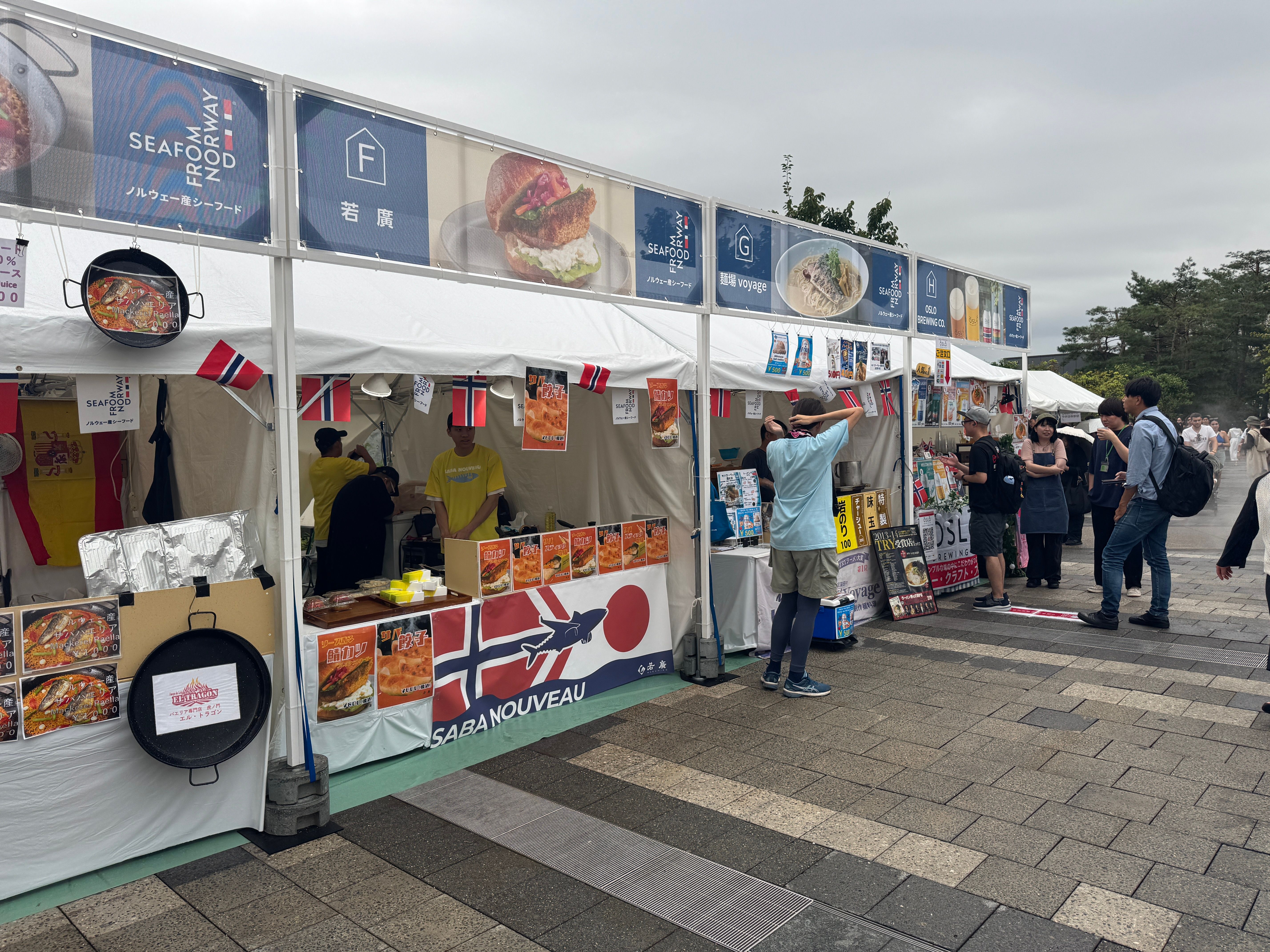 東京ソラマチで開催中の『ノルウェーシーフードフェス2025』は、サーモン寿司誕生40周年とサバヌーヴォー5周年を記念し、11店舗が集結して合計5,000食を無料配布する特別イベントとなった。黃信維