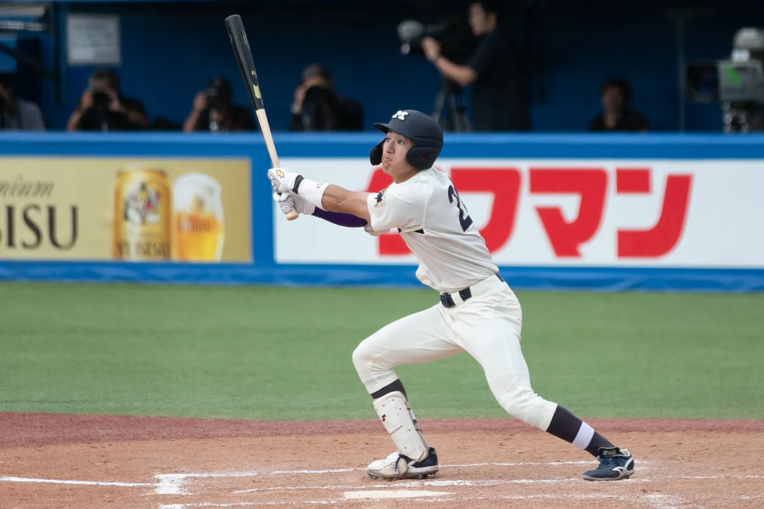 二回と四回に適時二塁打を放ち、計2打点の活躍を見せた明大・岡田啓吾内野手＝神宮球場。許甄玲