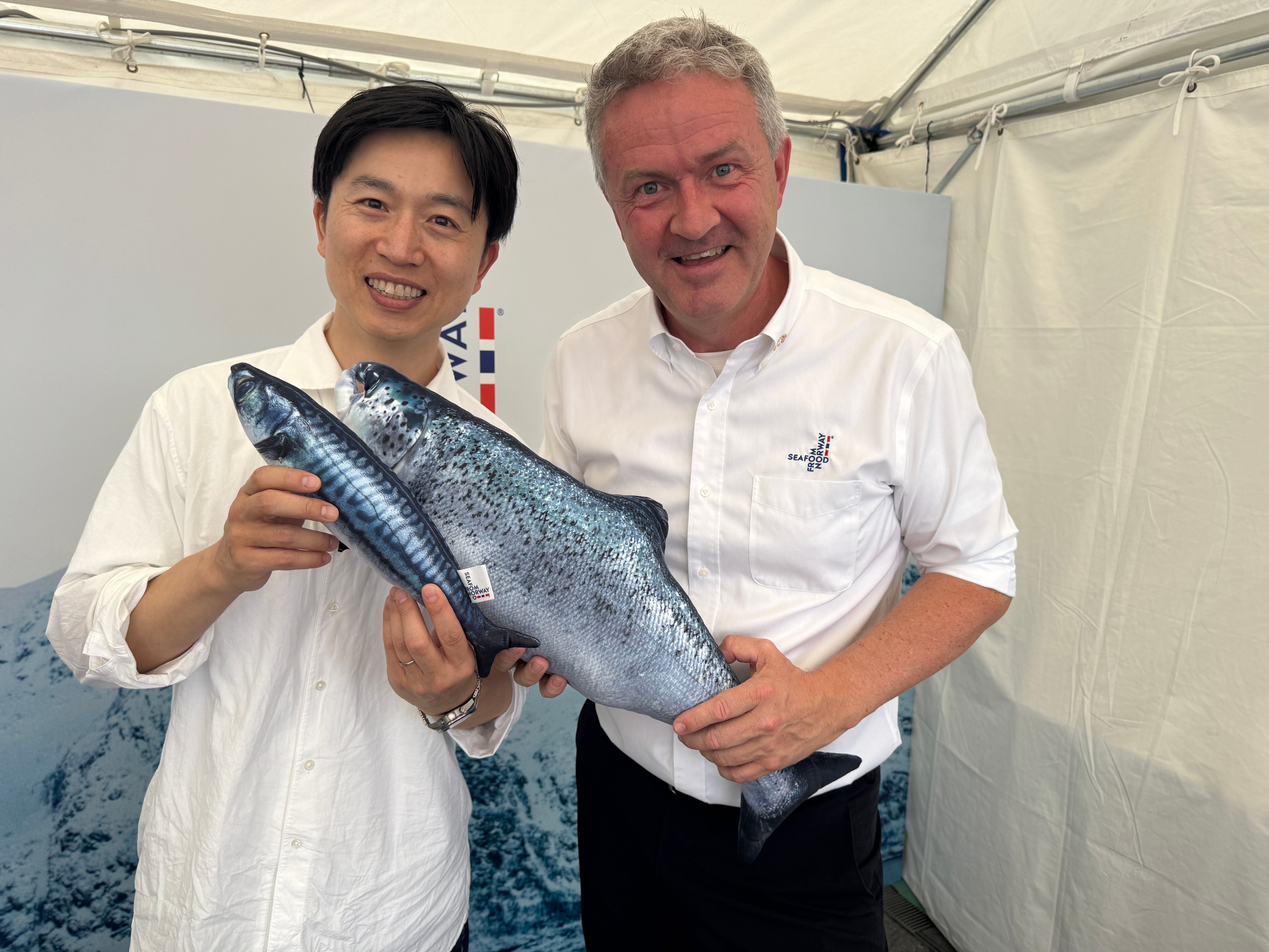 ノルウェー大使館水産部のヨハン‧クアルハイム水産参事官は風伝媒の取材に応じ、まず台湾市場への特別な思いを語った。黃信維