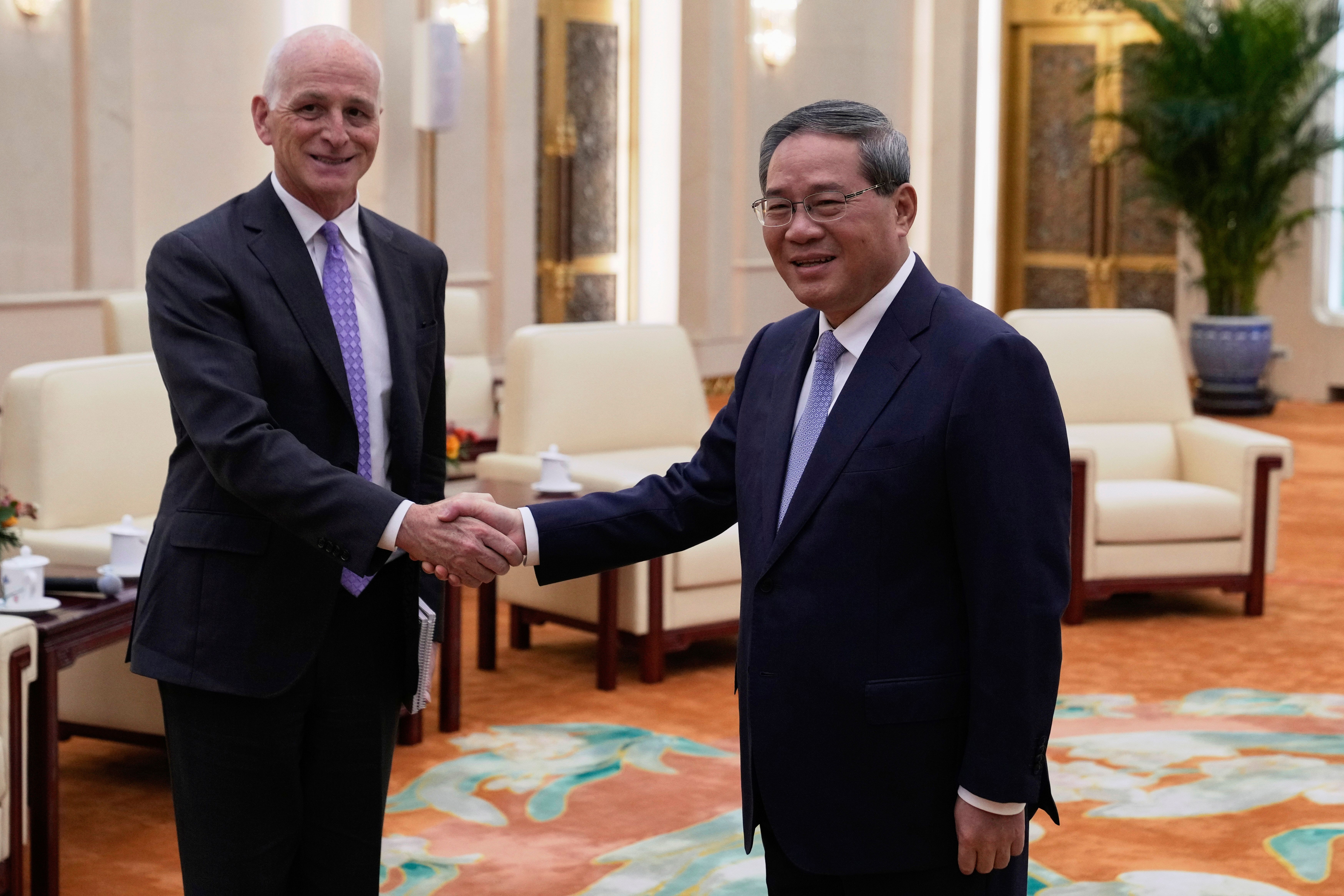 中國總理李強（右）9月21日會見美國眾議院眾議員亞當史密斯（Adam Smith）率領的代表團。（美聯社）