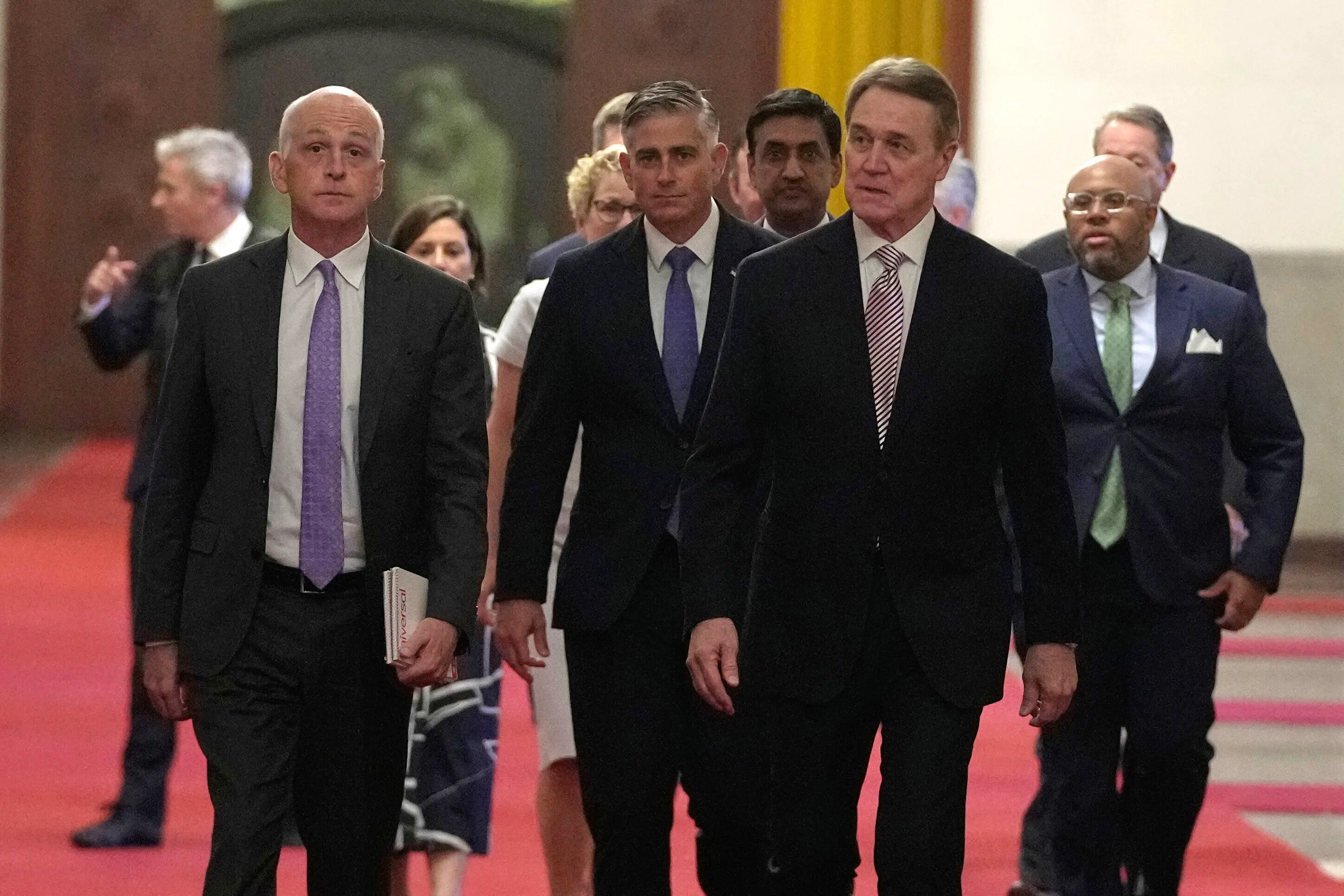 美國民主黨眾議員亞當史密斯（Adam Smith）（左一）率團訪問中國，會見中國總理李強並籲重啟軍事對話。（美聯社）