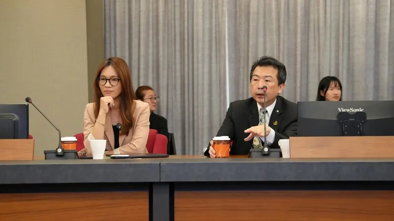 銘傳大學犯罪防治學系林書立助理教授、台灣事實查核中心陳偉婷總編輯分享最新詐騙手法與防詐作為。∕台灣人壽提供