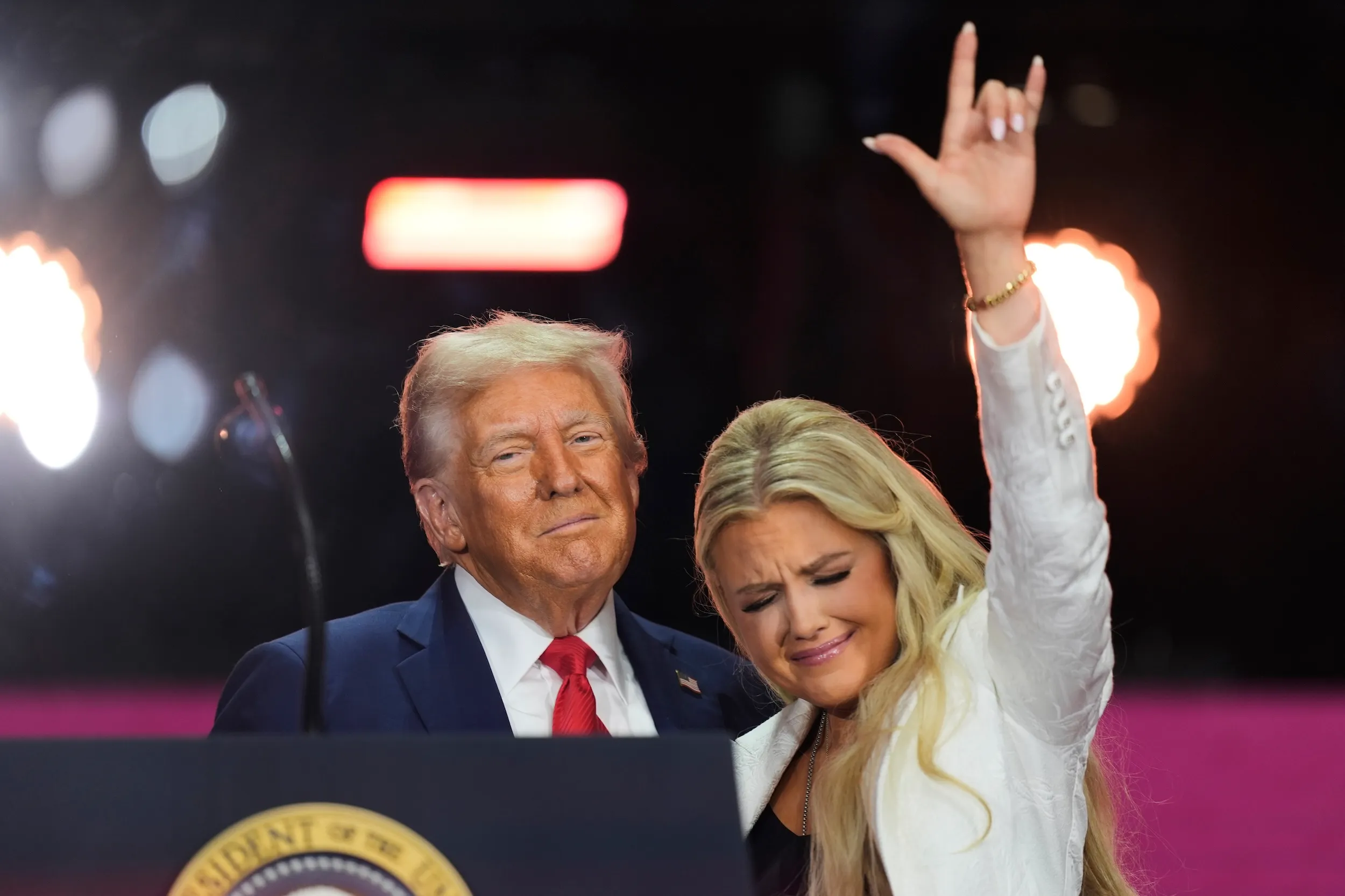 2025年9月21日、アメリカ大統領トランプとカーク未亡人エリカ出席カーク追悼式。（AP通信）