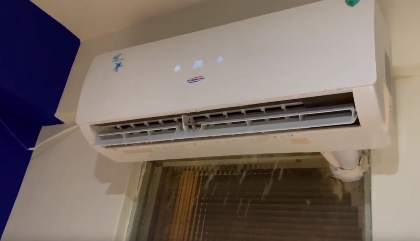 一名網友表示，自家冷氣吹到一半突然噴出冰塊。（圖／翻攝自threads）