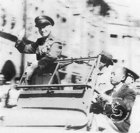 蔣公搭車前往中山堂，沿途夾道歡迎，蔣公大喜，揮手致意。（林尤超提供）