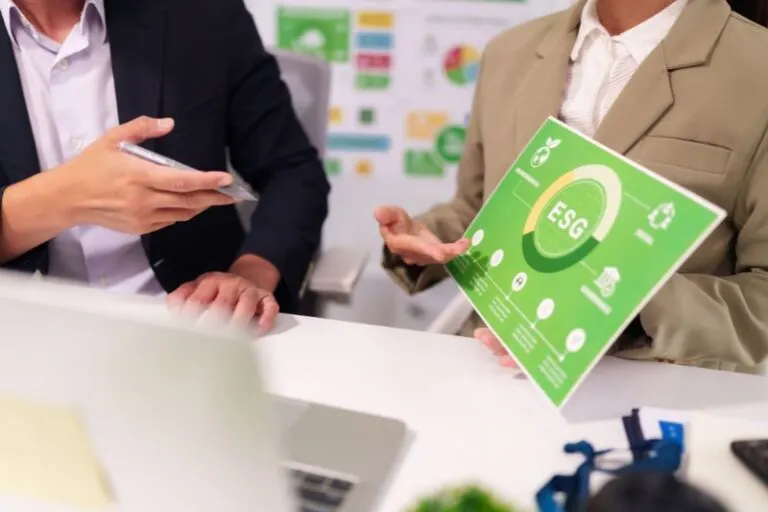 圖二、遊人設計總監陳迺欣分享數位永續更需注重如何在設計端降低數位資產的能源消耗，進而達到效能優化與環境友善的雙贏局面。（圖片來源：canva）