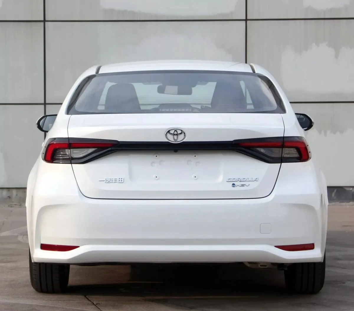 ▲車尾導入燻黑尾燈，設計與過去大同小異。