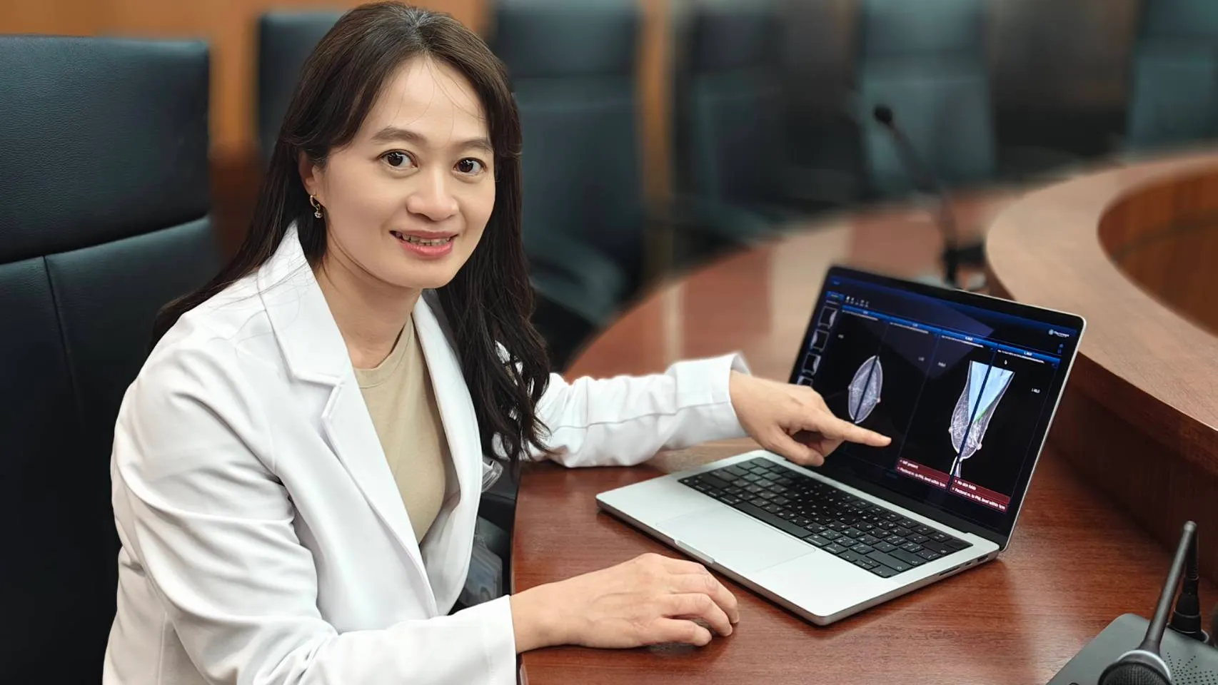 圖說：高醫影像醫學部蔡蕙怡醫師實際演示AI乳房攝影影像品質自動化審查系統，展示如何即時回饋拍攝品質，協助放射師選擇最適宜的影像，讓受檢者一次完成高品質乳癌篩檢。（圖／風傳媒）