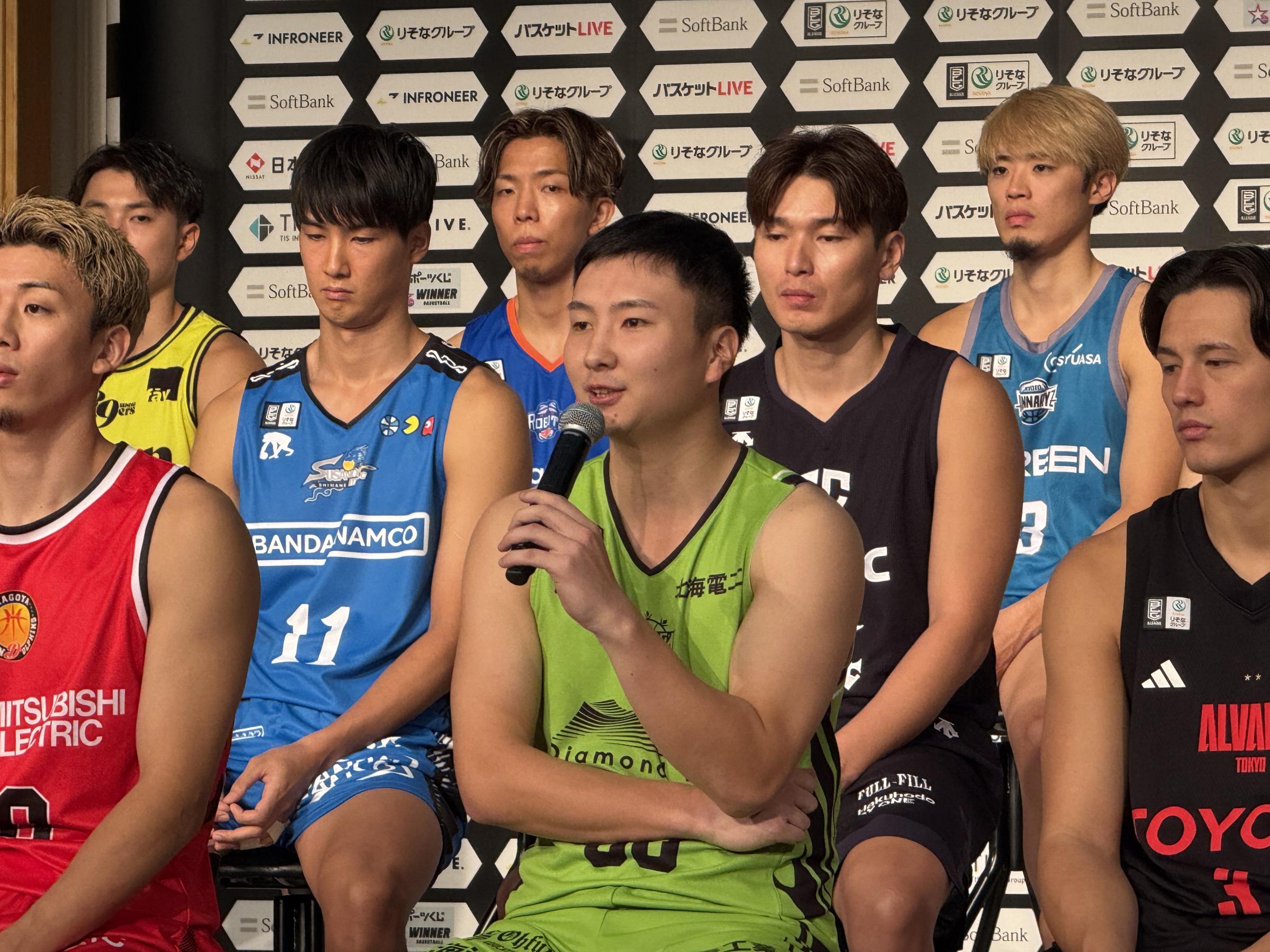 Bリーグは10周年シーズンを前に都内でTIPOFFカンファレンスを開き、渡邊雄大（千葉）と富永啓生（北海道）が新シーズンへの決意を語った。黃信維