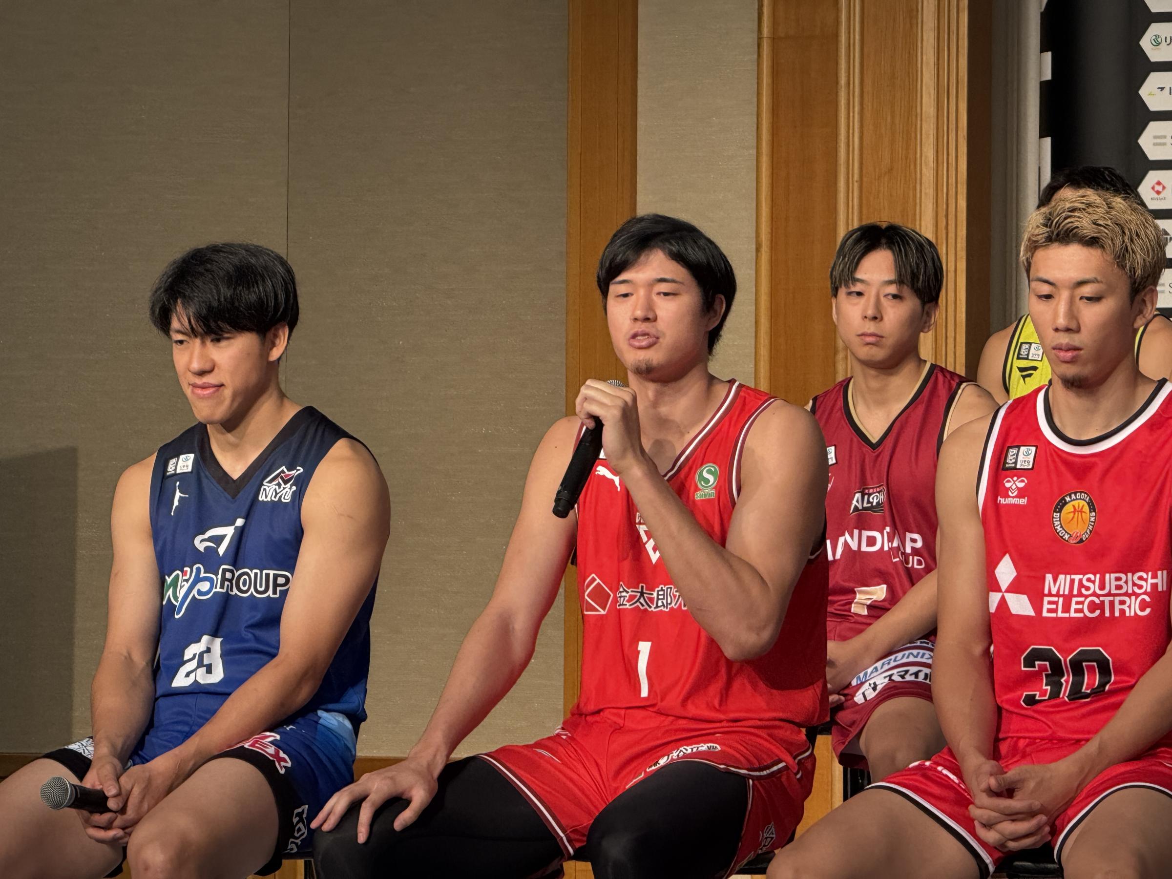 Bリーグは10周年シーズンを前に都内でTIPOFFカンファレンスを開き、渡邊雄大（千葉）と富永啓生（北海道）が新シーズンへの決意を語った。黃信維