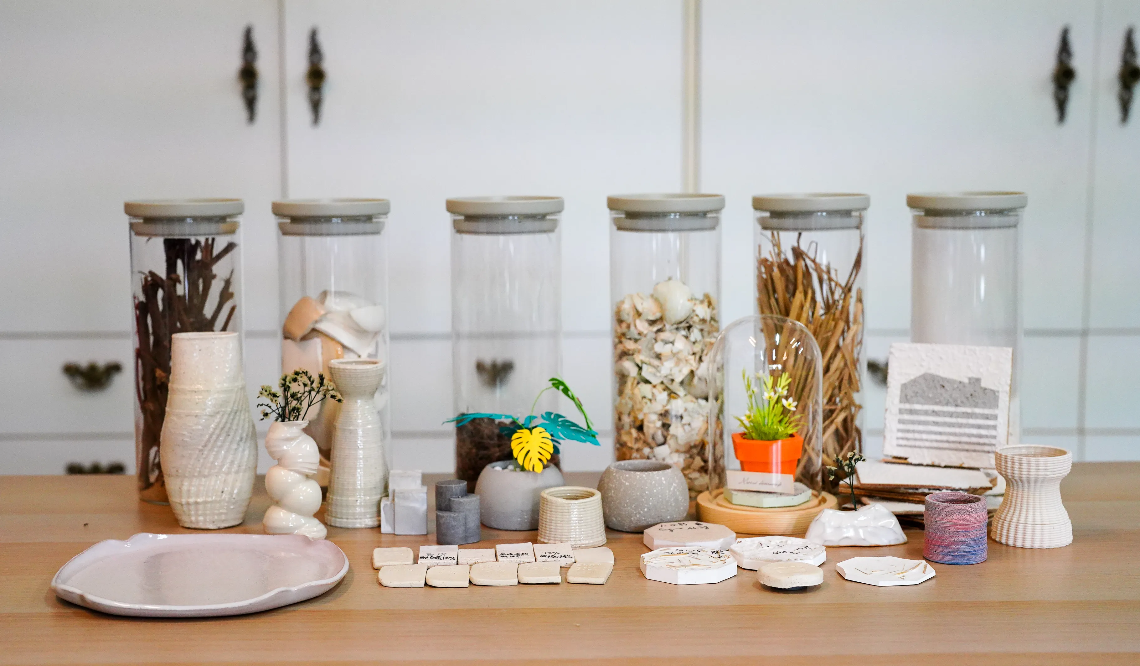 蛋殼、稻稈、葡萄藤等農業廢棄物，經由物理粉碎、脫膜、烘乾，或必要的化學處理，製成規格化材料。（胡家嫻攝）