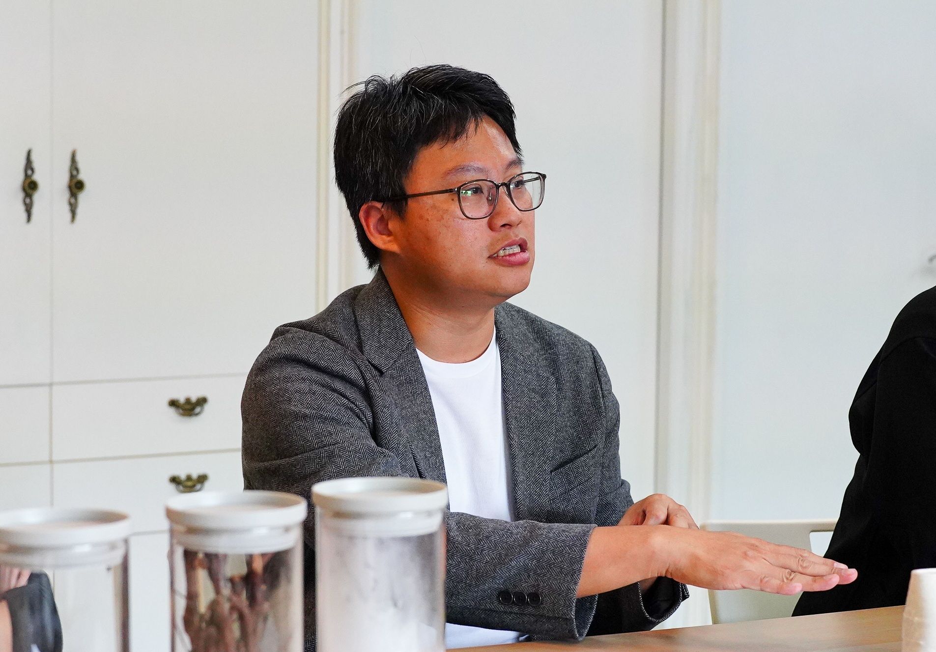 李彥潁表示，耍廢工廠的核心工作，不只是「回收」或「再製」，而是進一步將這些農業與製造廢棄物標準化、規格化。