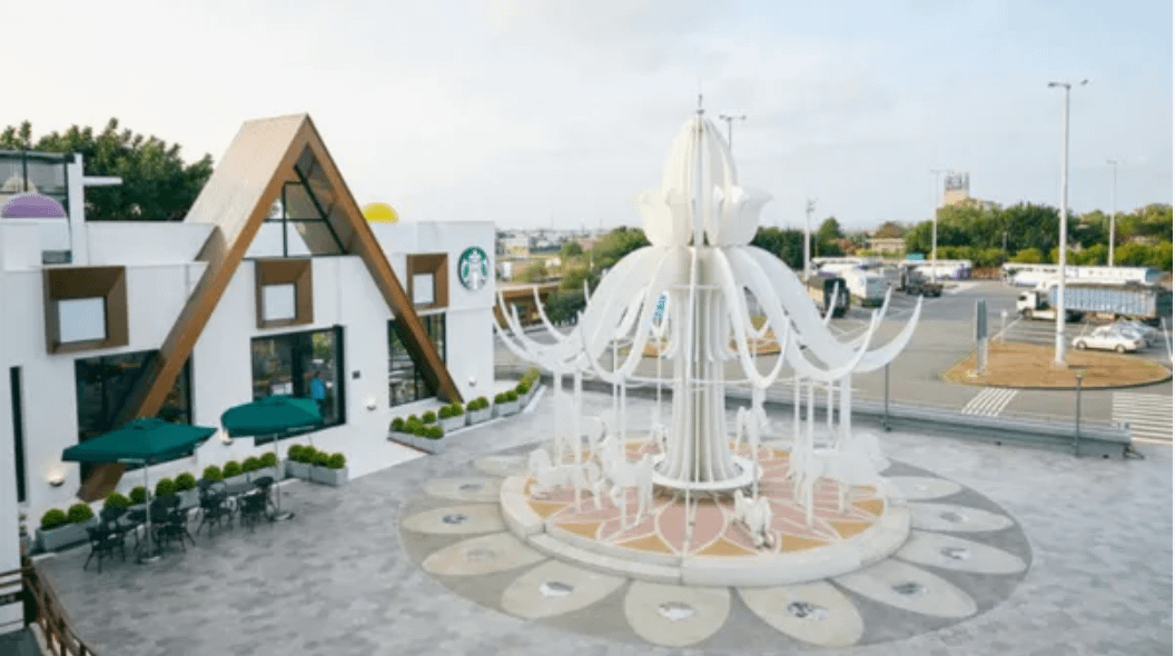 圖為泰安服務區南站星巴克前的「花園中的音樂木馬」。（圖／翻攝自交通部高速公路局官網）