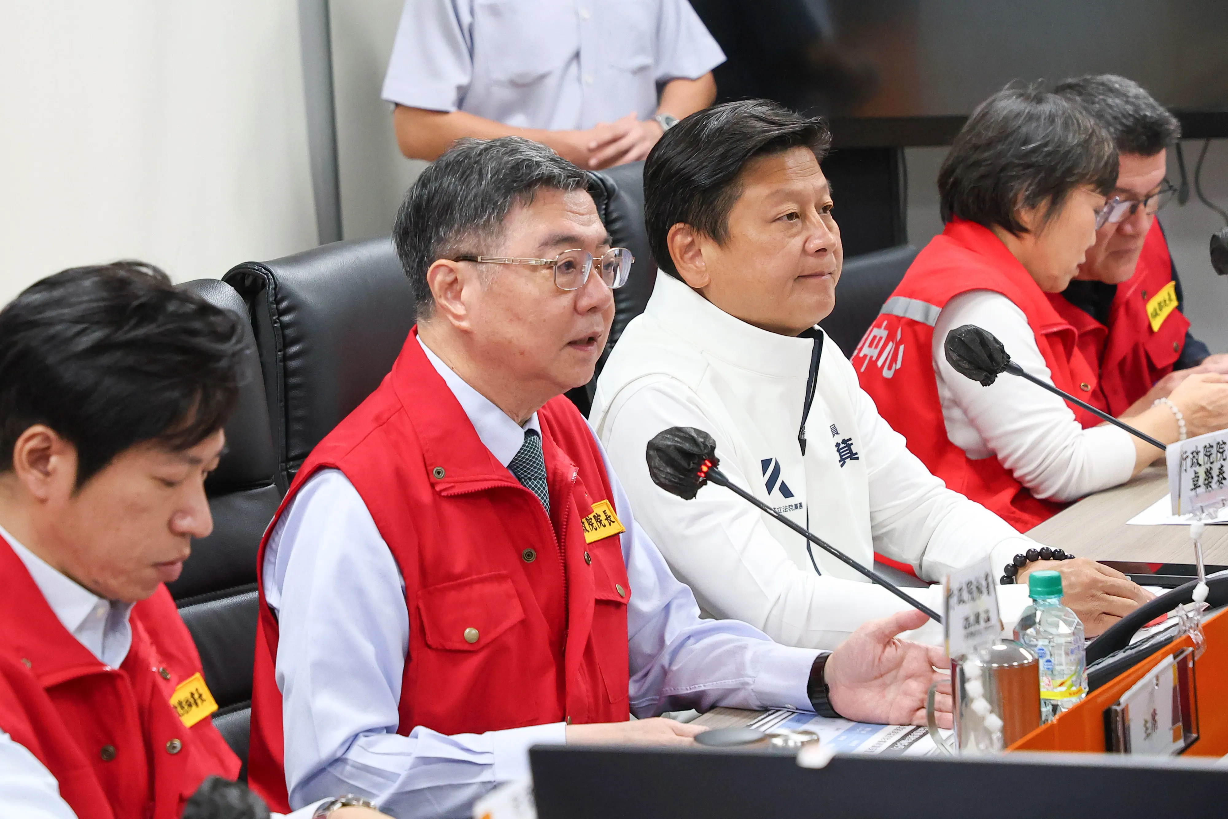 20250923-行政院長卓榮泰（左二）、國民黨總召傅崐萁（右三）23日前往中央災害應變中心，關心樺加沙颱風造成馬太鞍溪堰塞湖溢流狀況。（顏麟宇攝）