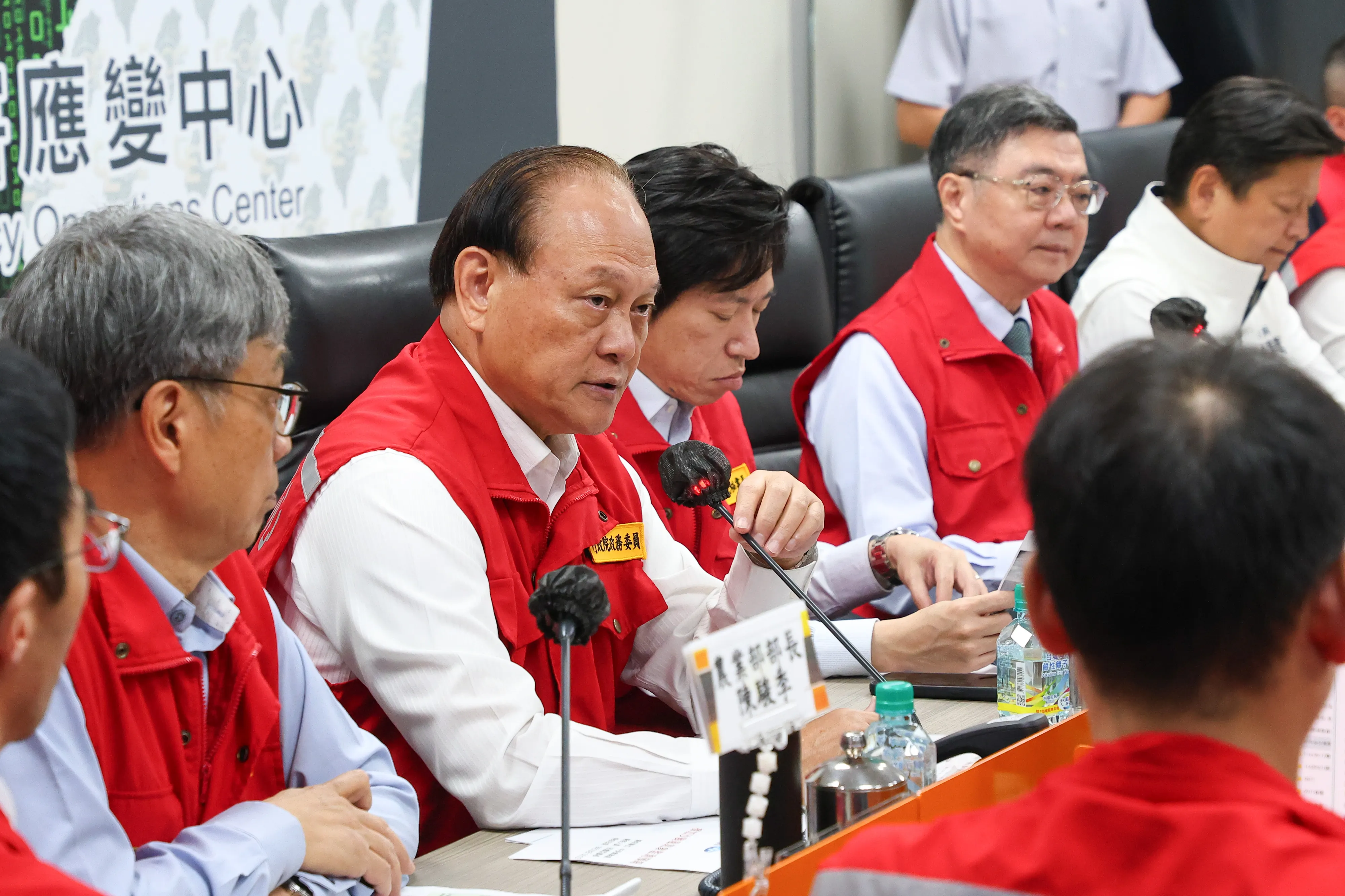 20250923-政務委員季連成（左2）23日、行政院長卓榮泰と共に中央災害応急対応センターを訪れ、樺加沙台風による馬太鞍渓堰塞湖の溢流状況を見守る。（顔麟宇撮影）