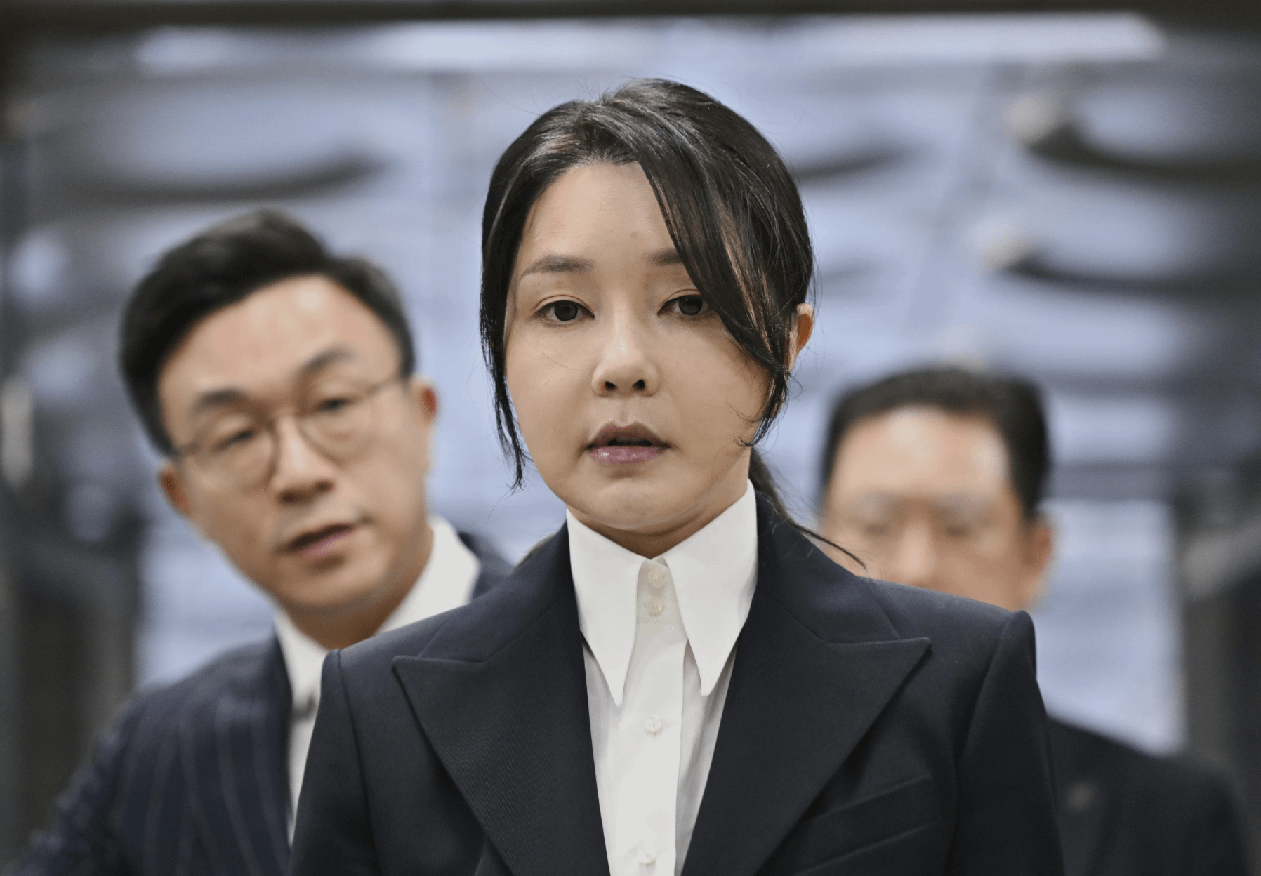 2025年8月12日，韓國前總統夫人金建希，因涉嫌炒股、介選和收賄等指控，出庭受審後遭法院裁定羈押。（美聯社）