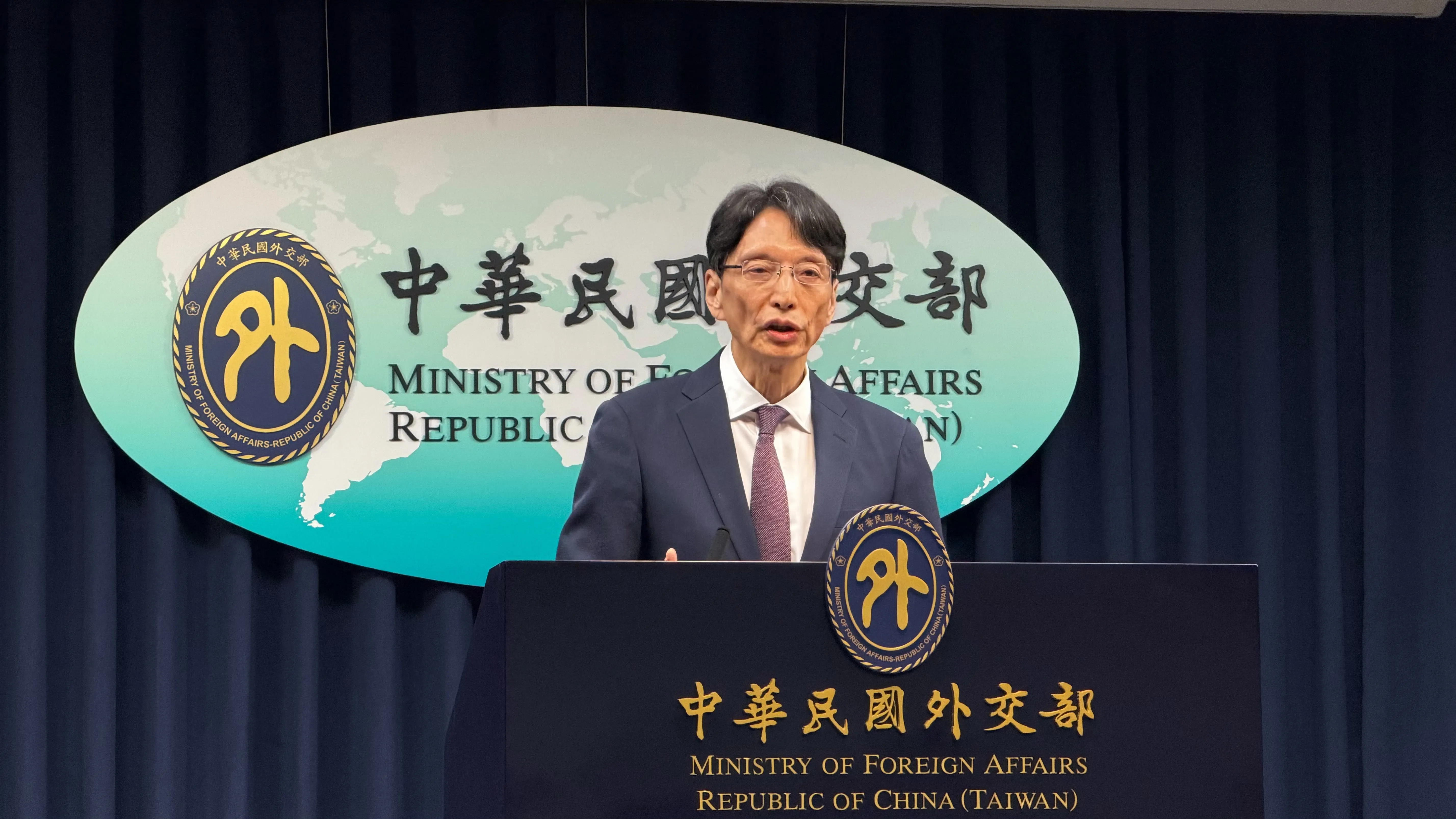 20250923-台灣日本關係協會秘書長張仁久23日出席外交部例行記者會，進行業務簡報並回應媒體提問。（鍾秉哲攝）