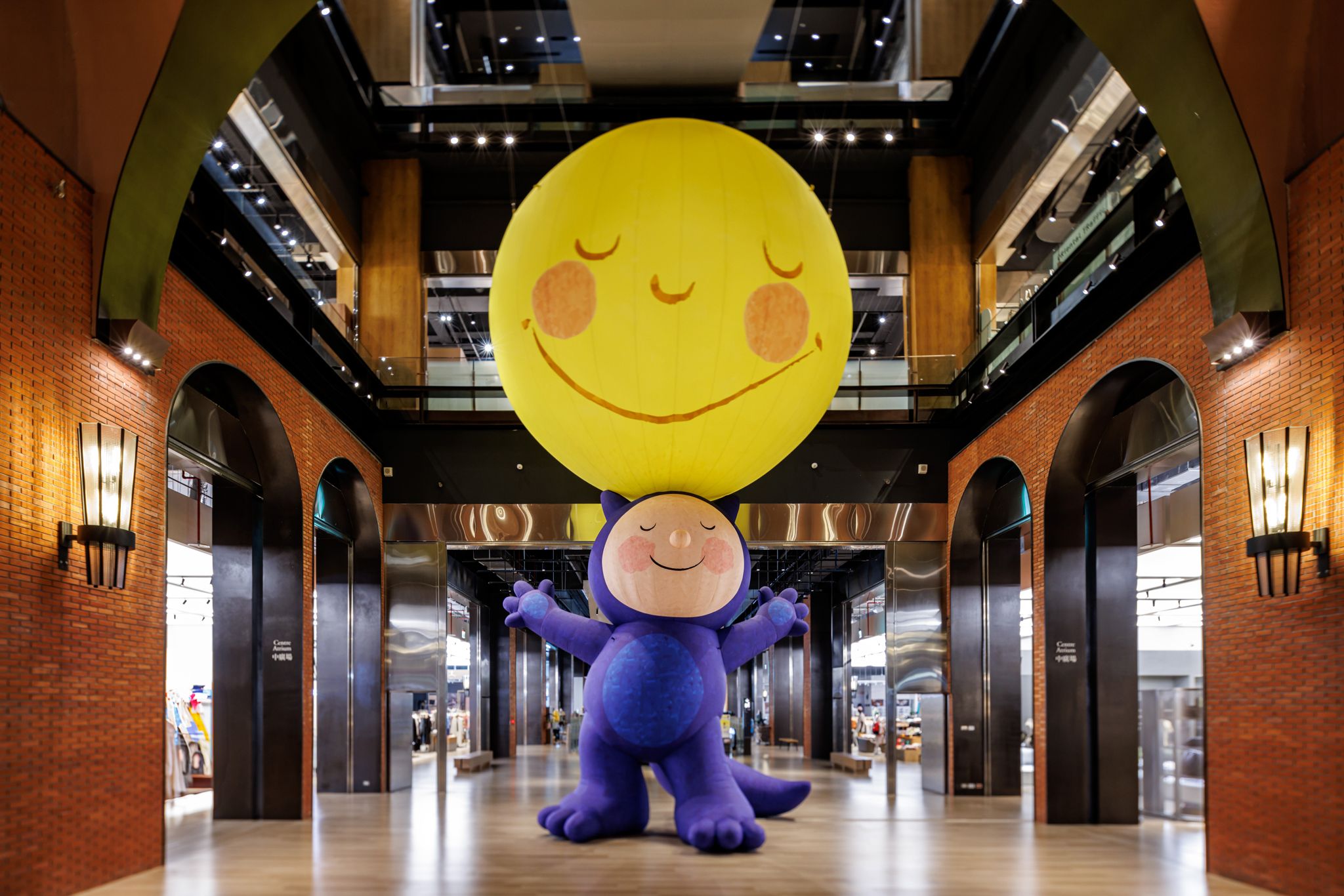 裕隆城一樓中廣場人氣明星新登場，誠品生活新店攜手幾米團隊共同打造10米高立體藝術裝置「幾米〈月亮男孩〉」。（誠品生活新店提供）