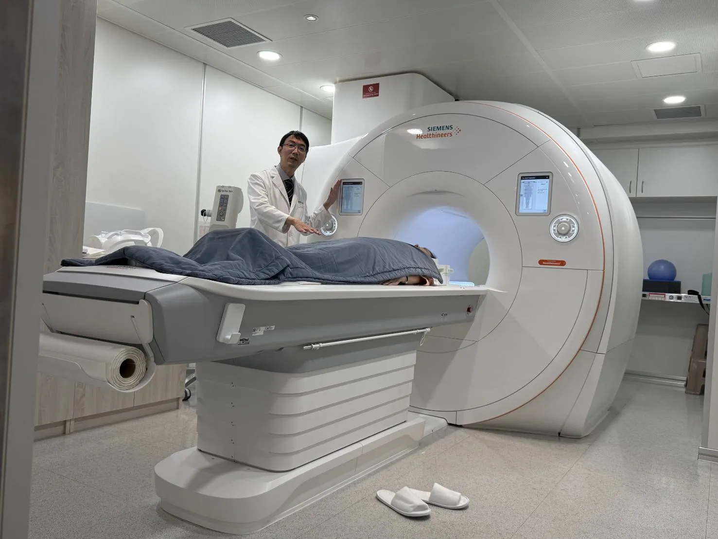 醫學中心主任張程光介紹内部建置生物智能MRI(磁振造影) AI操作。（圖／中心醫院提供）