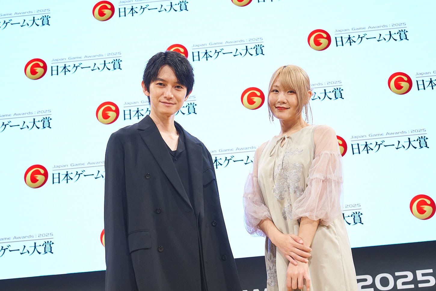 ハラミちゃんが気迫のこもった演奏で会場を沸かせ、本郷奏多さんは大賞作『メタファー：リファンタジオ』を「最後まで夢中でプレーした」と称えた。日本ゲーム大賞2025 PR事務局