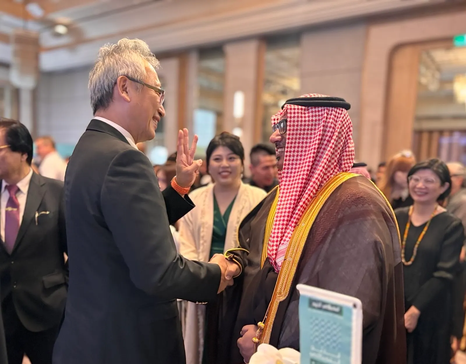 20250924-外交部政務次長吳志中（左）向沙烏地阿拉伯駐台商務辦事處代表穆罕默德（右）恭賀沙國建國95周年國慶。（外交部提供）
