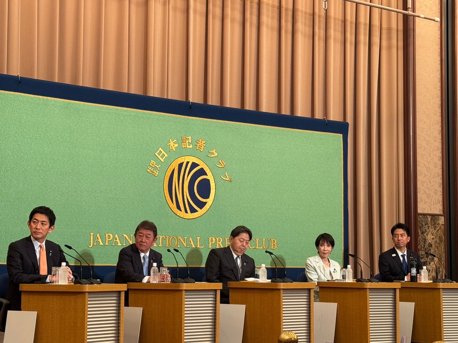 20250924-日本記者俱樂部舉辦自民黨總裁選舉候選人政見討論會。小林鷹之、茂木敏充、林芳正、高市早苗、小泉進次郎出席。（黃信維攝）